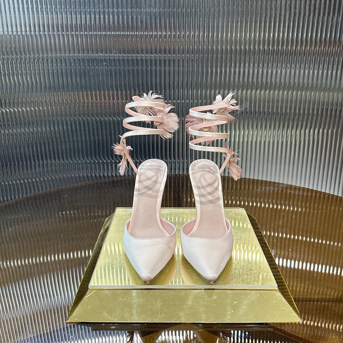 NO:888235,Exclusive top version of René Caovilla JOLENE Wing Flower Series high-heeled sandals JOLENE (Wing Wing Series) are decorated with feather flowers, light and fairy-like. There are multiple hand-sewn feather flowers on the upper, and the flower center is inlaid with multi-faceted colored diamonds. The feathers are light and fluffy, fluttering with the wind when walking, which is the core identification element of the Jolene series; the feathers are the same color as the satin upper, creating a strong sense of atmosphere. Purely handmade, each feather flower is individually sewn by craftsmen and inlaid with crystals  Lined with grained pearlescent sheepskin, outsole is made of original genuine leather outsole Size 34-43 '34.40.41.42.43 Customized and non-refundable' Color5 colors Heel height about 10.0cm, high heels, sandals, high heels, sheepskin, Leather soles19860909独家顶级版René Caovilla JOLENE 羽翼花系列高跟凉鞋 JOLENE（羽翼系列）羽毛花朵装饰,轻盈仙气 鞋面多朵手工缝制羽毛花,花心镶嵌多切面彩钻,羽毛轻盈蓬松,行走时随风飘动,是Jolene系列最核心识别元素；羽毛与鞋面缎面同色,氛围感极强. 纯手工制作,每一朵羽毛花由匠人单独缝制、镶嵌水晶 内里粒面珠光羊皮里 大底原版一致真皮大底 Size34-43「34.40.41.42.43订做不退换」 Color5个配色 跟高约10.0cm,高跟鞋,sandals,high heels,sheepskin,Leather soles,Women's Shoes