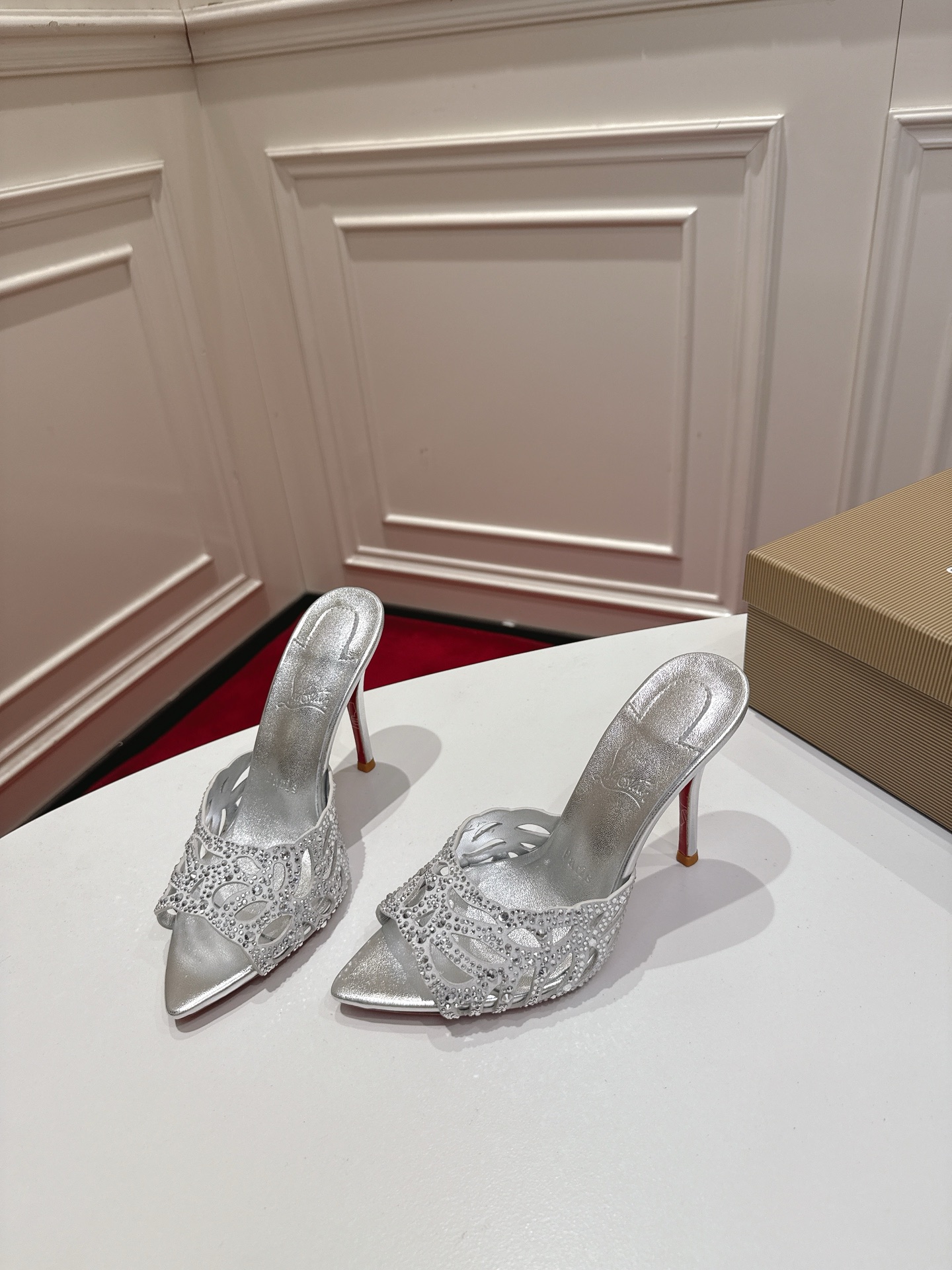 NO:901853,Top version original box P Christian Louboutin | 2026s original mold opening 1:1 restoration of CL pointed toe hollow full diamond high-definition catwalk model Material imported calf leather lining grained pearl sheepskin outsole original imported AR1 top genuine leather outsole Size34-43 '34.40.41.42.43 custom-made and non-returnable' Color: 3 colors Heel height is about 10.0cm, 8.5cm  Packaging top quality original boxes, bags, cards, handbags Tianpi, high heels slippers, christian louboutin, high heels, slippers, cowhide, sheepskin, Leather soles19860909顶级版 原版盒P Christian Louboutin | 2026s原版开模1:1还原CL尖头镂空满钻高定走秀款 材质进口小牛皮 内里粒面珠光羊皮里 大底原版进口AR1顶级真皮大底 Size34-43「34.40.41.42.43订做不退换」 Color: 3个配色 跟高约10.0cm,8.5cm 包装顶级原版盒、布袋、卡片、手提袋 天皮,高跟鞋拖鞋,christian louboutin,high heels,slippers,cowhide,sheepskin,Leather soles,Women's Shoes