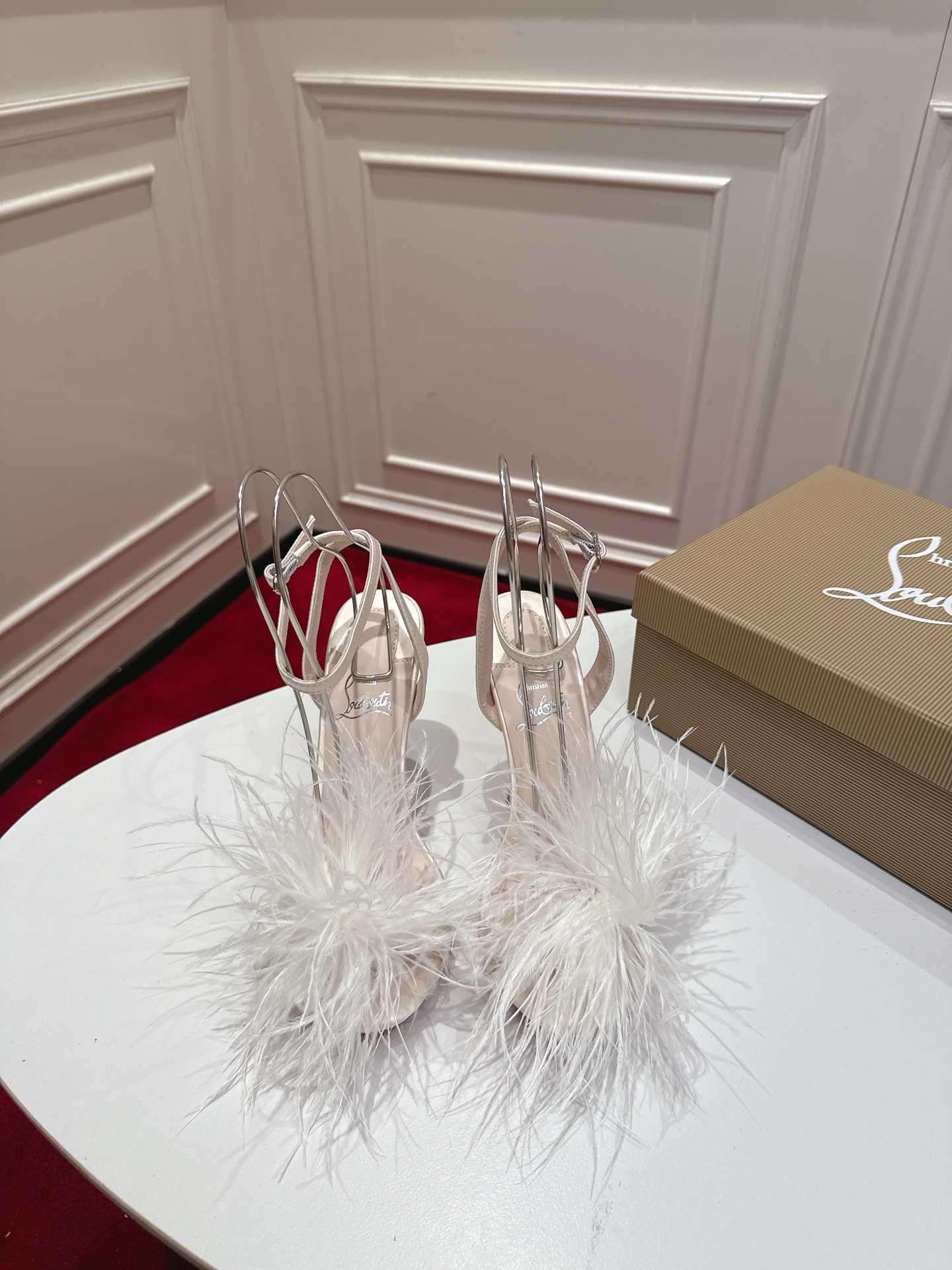 🆑 Caja original versión superior @ Christian Louboutin | 2026s𝐒 Serie de plumas Miss Z Plumes ❤︎ Forro: Forro de piel…