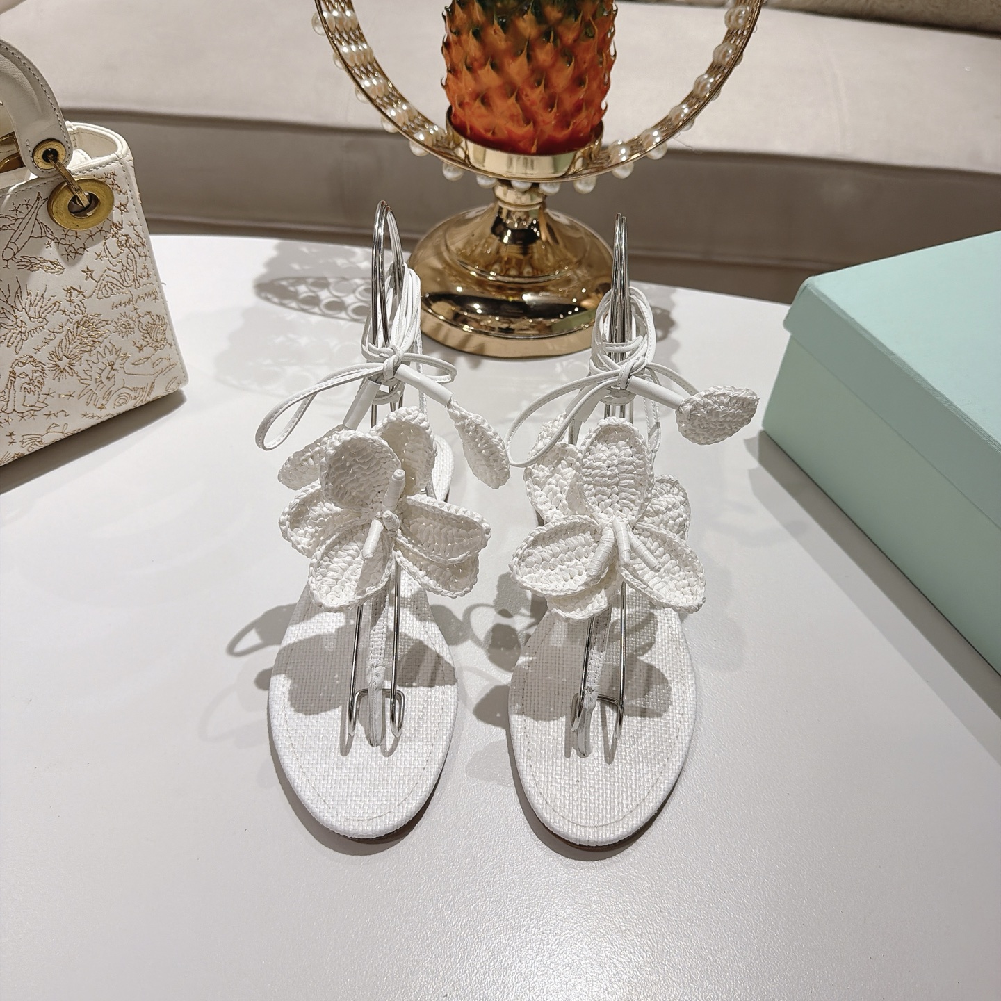 Piña 🍍Versión superior exclusiva @ Aquazzura (Aquazzura) se especializa en sandalias románticas de estilo fe…