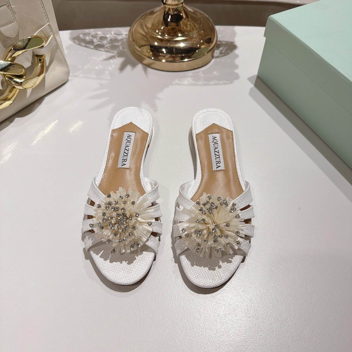 Piña🍍Versión spot exclusiva @ Aquazzura (Aquazzura) AQUAZZURA Sandalias planas de rafia decoradas con fuegos artificia…