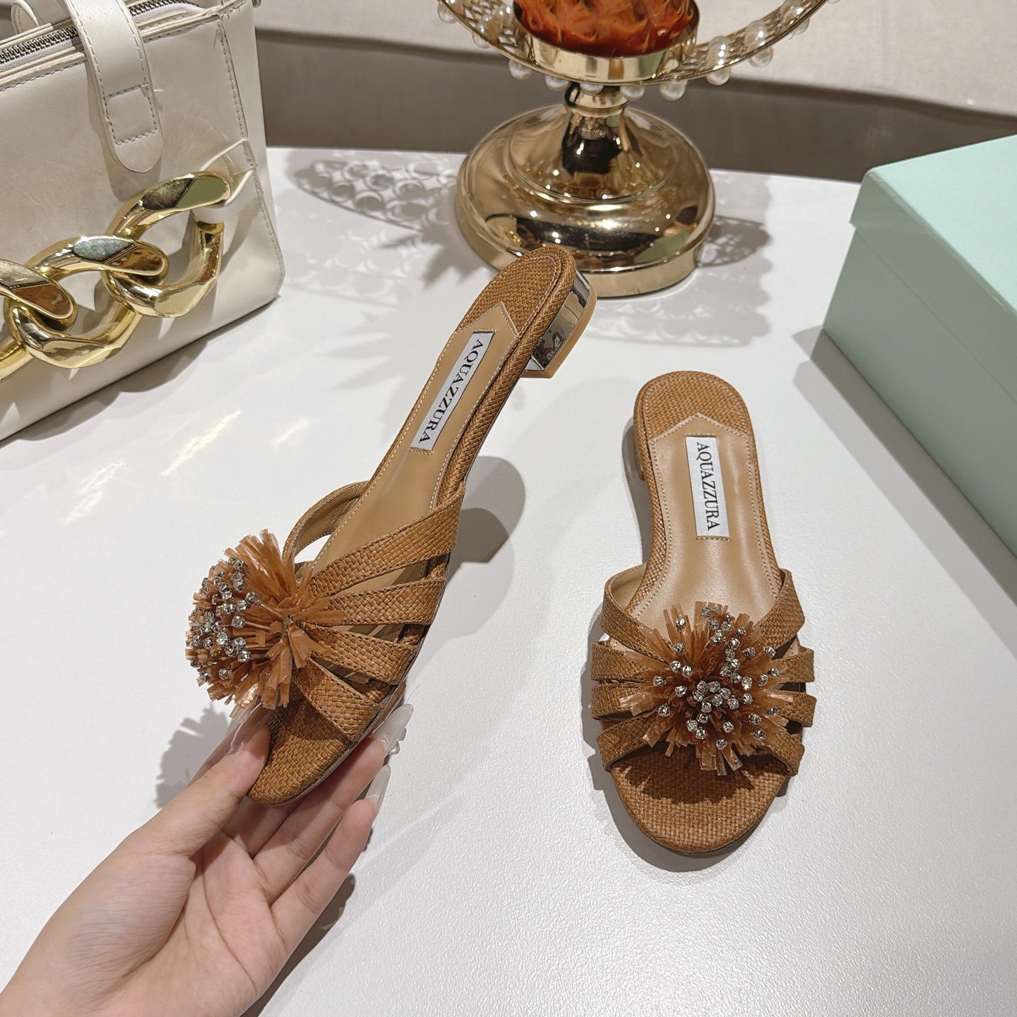 NO:924545,Pineapple's exclusive spot version Aquazzura AQUAZZURA Fireworks Decorated Raffia Flat Sandals The upper is woven with raffia, with its own natural grass texture, breathable and light, the toe head is a three-dimensional fireworks-shaped handmade flower cluster fringed grass silk + layered pearl rhinestone beading combination, which has a strong sense of layering and has a smart luster when walking. It is the visual focus of the entire pair of shoes. The inner grained pearlescent sheepskin lining  Outsole original imported AR1 top genuine leather outsole Size 34-43 '34.40.41.42.43 customized and non-refundable' Color: five colors Heel height about 1cm Packaging top original box, bag, card, slippers, slippers, espadrilles, sheepskin, Leather soles19860909菠萝独家现货版 Aquazzura（阿奎祖拉） AQUAZZURA 烟花花饰拉菲草平底凉拖 鞋面采用拉菲草编织,自带天然草纹肌理,透气轻便,鞋头立体烟花状手工花簇流苏草丝+分层珍珠水钻钉珠组合,层次感极强,走路自带灵动光泽,是整双鞋的视觉焦点. 内里粒面珠光羊皮里 大底原版进口AR1顶级真皮大底 Size34-43「34.40.41.42.43订做不退换」 Color: 五个配色 跟高约1cm 包装顶级原版盒、布袋、卡片、,拖鞋,slippers,espadrilles,sheepskin,Leather soles,Women's Shoes