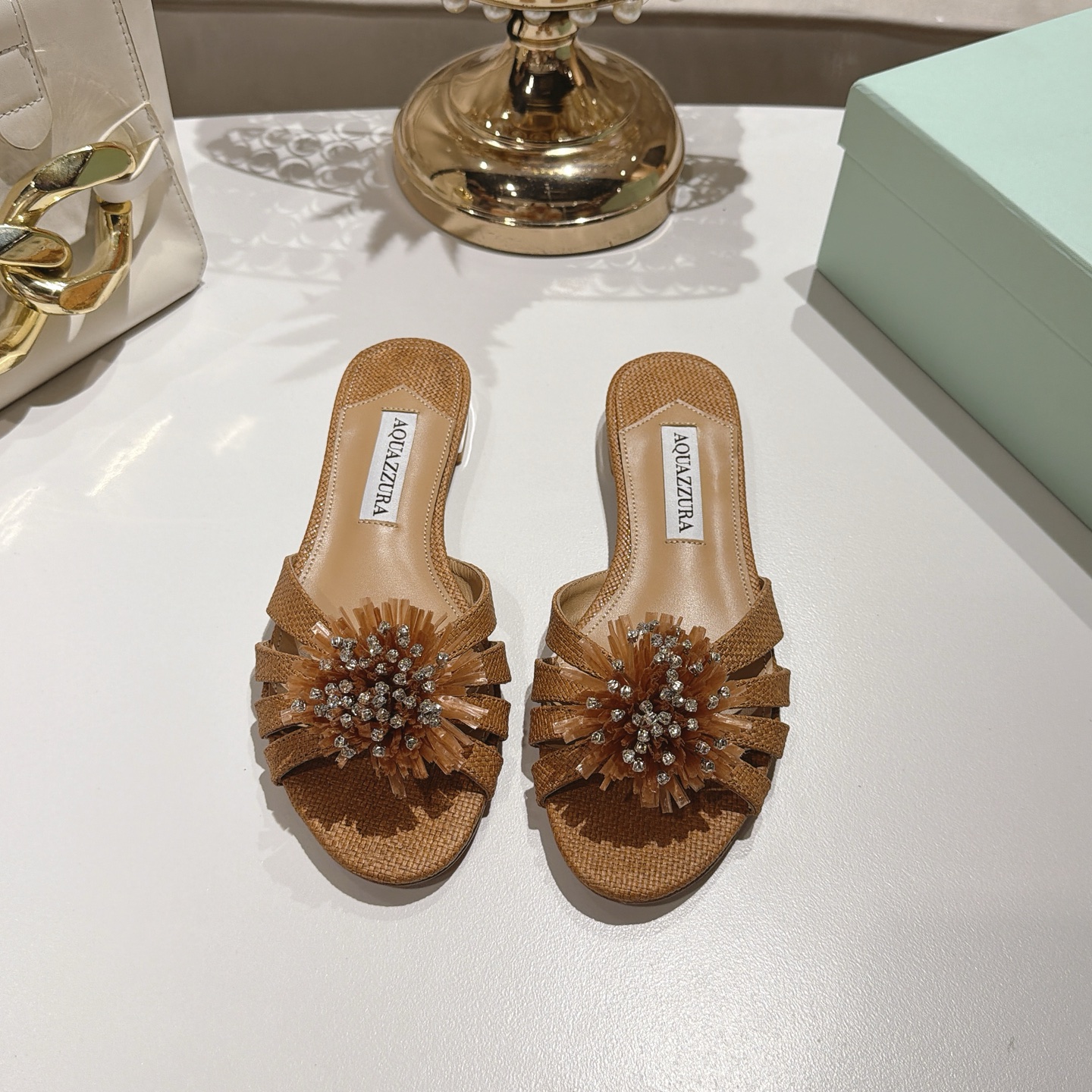 Piña🍍Versión spot exclusiva @ Aquazzura (Aquazzura) AQUAZZURA Sandalias planas de rafia decoradas con fuegos artificia…