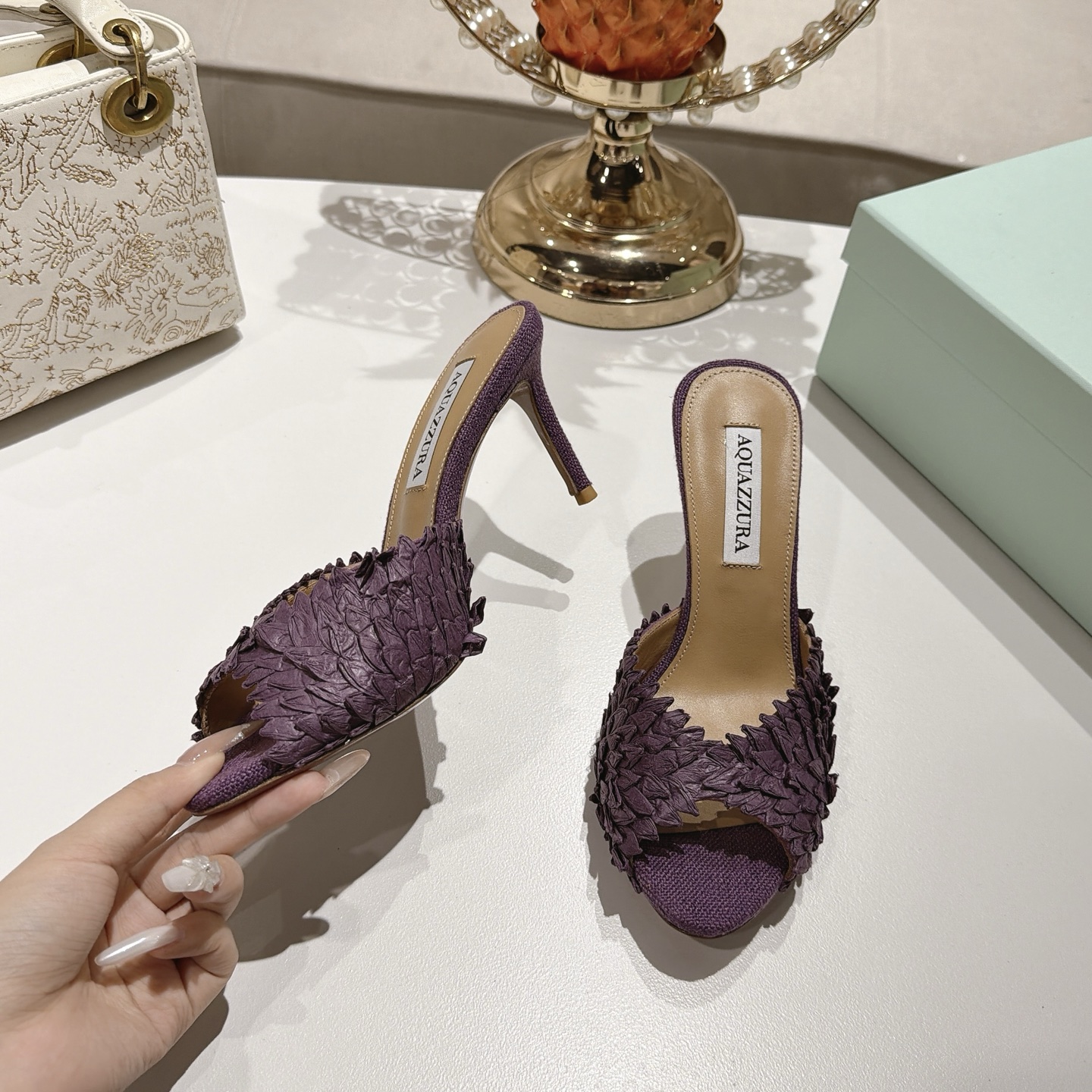 NO:924522,New color pineapple ready-made top version Italian light luxury shoe brand Aquazzura's Rio Flirt series is also the brand's top hit. It focuses on hand-made petal weaving technology, which directly fills the romantic atmosphere. The upper is made of natural raffia fiber (Raffia), which is hand-woven piece by piece by craftsmen into a three-dimensional petal shape. It feels delicate and textured, and has a light resort style on the feet, taking into account the sense of luxury and gentleness. The inner grained sheepskin lining  Outsole: Genuine leather outsole Size 34-43 '34.40.41.42.43 Customized and non-refundable' Color Eight colors Heel height about 10.0cm 7.5cm, high heels slippers, high heels, slippers, sheepskin, Leather soles19860909新颜色菠萝现货顶级版 意大利轻奢鞋履品牌 Aquazzura 的（水蛇履） 的 Rio Flirt 系列,也是品牌的王牌爆款,主打手工花瓣编织工艺,把浪漫氛围感直接拉满 鞋面采用天然酒椰纤维（Raffia）,由匠人手工一片片编织成立体花瓣造型,触感细腻有肌理感,上脚自带轻盈的度假风,兼顾高级感与温柔气质 内里粒面羊皮里 大底:真皮大底 Size34-43「34.40.41.42.43订做不退换」 Color八个配色 跟高约10.0cm 7.5cm,高跟鞋拖鞋,high heels,slippers,sheepskin,Leather soles,Women's Shoes