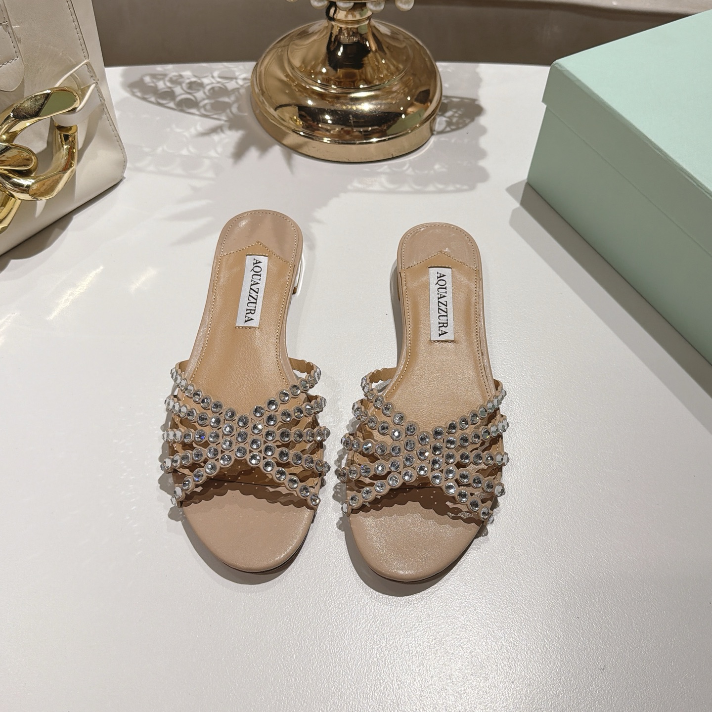 NO:957344,Pineapple's exclusive spot version of Aquazzura's classic Tequila series mules, featuring transparent PVC + full round cut crystals, are popular light luxury shoes for weddings, dinners, and parties. The wavy transparent PVC wide band is inlaid with double-sized gradient round diamonds. The diamond surface is transparent and reflective, and it has a sparkling luster when walking; the PVC material is light, visually weakening the heavy feeling of the feet, and showing the slender feet. The inner grained pearlescent sheepskin lining  Outsole original imported AR1 top genuine leather outsole Size 34-43 '34.40.41.42.43 customized and non-returnable' Color: six colors Heel height about 1cm Packing top original box, bag, card, slippers, slippers, sheepskin, Leather soles19860909菠萝独家现货版 Aquazzura（阿奎祖拉） 经典Tequila系列穆勒拖,主打透明PVC+满铺圆形切割水晶,是婚纱、晚宴、派对热门轻奢鞋款 波浪形透明PVC宽带,整带镶嵌双层大小渐变圆钻,钻面通透反光,走路自带闪烁光泽；PVC材质轻盈,视觉上弱化脚部厚重感,显脚纤细. 内里粒面珠光羊皮里 大底原版进口AR1顶级真皮大底 Size34-43「34.40.41.42.43订做不退换」 Color: 六个配色 跟高约1cm 包装顶级原版盒、布袋、卡片、,拖鞋,slippers,sheepskin,Leather soles,Women's Shoes