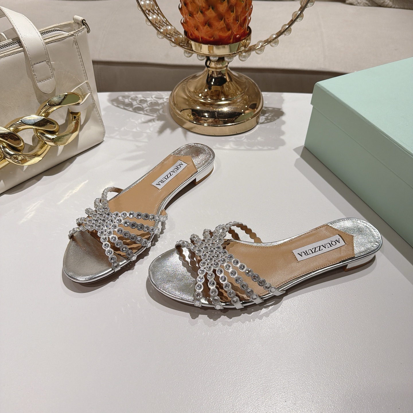 NO:924516,Pineapple's exclusive spot version of Aquazzura's classic Tequila series mules, featuring transparent PVC + full round cut crystals, are popular light luxury shoes for weddings, dinners, and parties. The wavy transparent PVC wide band is inlaid with double-sized gradient round diamonds. The diamond surface is transparent and reflective, and has a sparkling luster when walking; the PVC material is light, visually weakening the heavy feeling of the feet, and showing the slenderness of the feet. The inner grained pearlescent sheepskin lining  Outsole original imported AR1 top genuine leather outsole Size 34-43 '34.40.41.42.43 customized and non-returnable' Color: six colors Heel height about 1cm Packing top original box, bag, card, slippers, slippers, sheepskin, Leather soles19860909菠萝独家现货版 Aquazzura（阿奎祖拉） 经典Tequila系列穆勒拖,主打透明PVC+满铺圆形切割水晶,是婚纱、晚宴、派对热门轻奢鞋款 波浪形透明PVC宽带,整带镶嵌双层大小渐变圆钻,钻面通透反光,走路自带闪烁光泽；PVC材质轻盈,视觉上弱化脚部厚重感,显脚纤细. 内里粒面珠光羊皮里 大底原版进口AR1顶级真皮大底 Size34-43「34.40.41.42.43订做不退换」 Color: 六个配色 跟高约1cm 包装顶级原版盒、布袋、卡片、,拖鞋,slippers,sheepskin,Leather soles,Women's Shoes