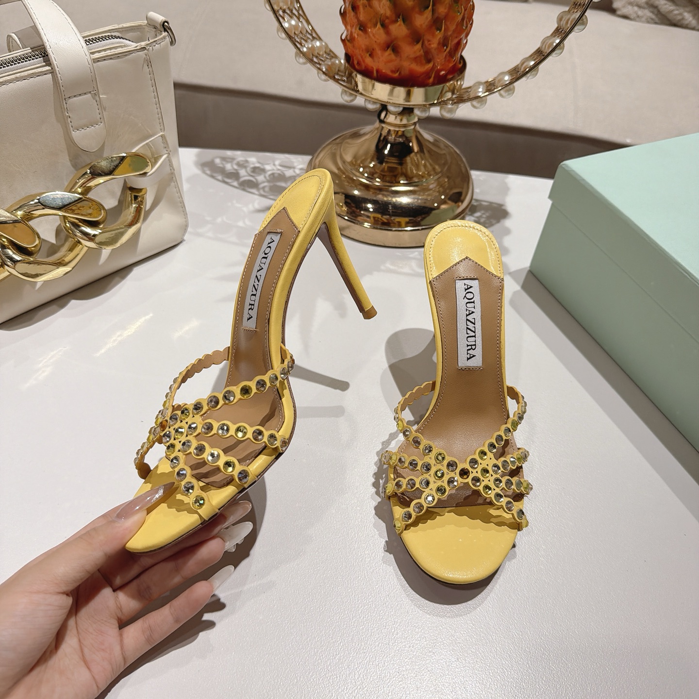 Piña 🍍 Versión spot exclusiva @ Aquazzura (Aquazzura) Las clásicas mules de la serie Tequila, con PVC transparente + c…