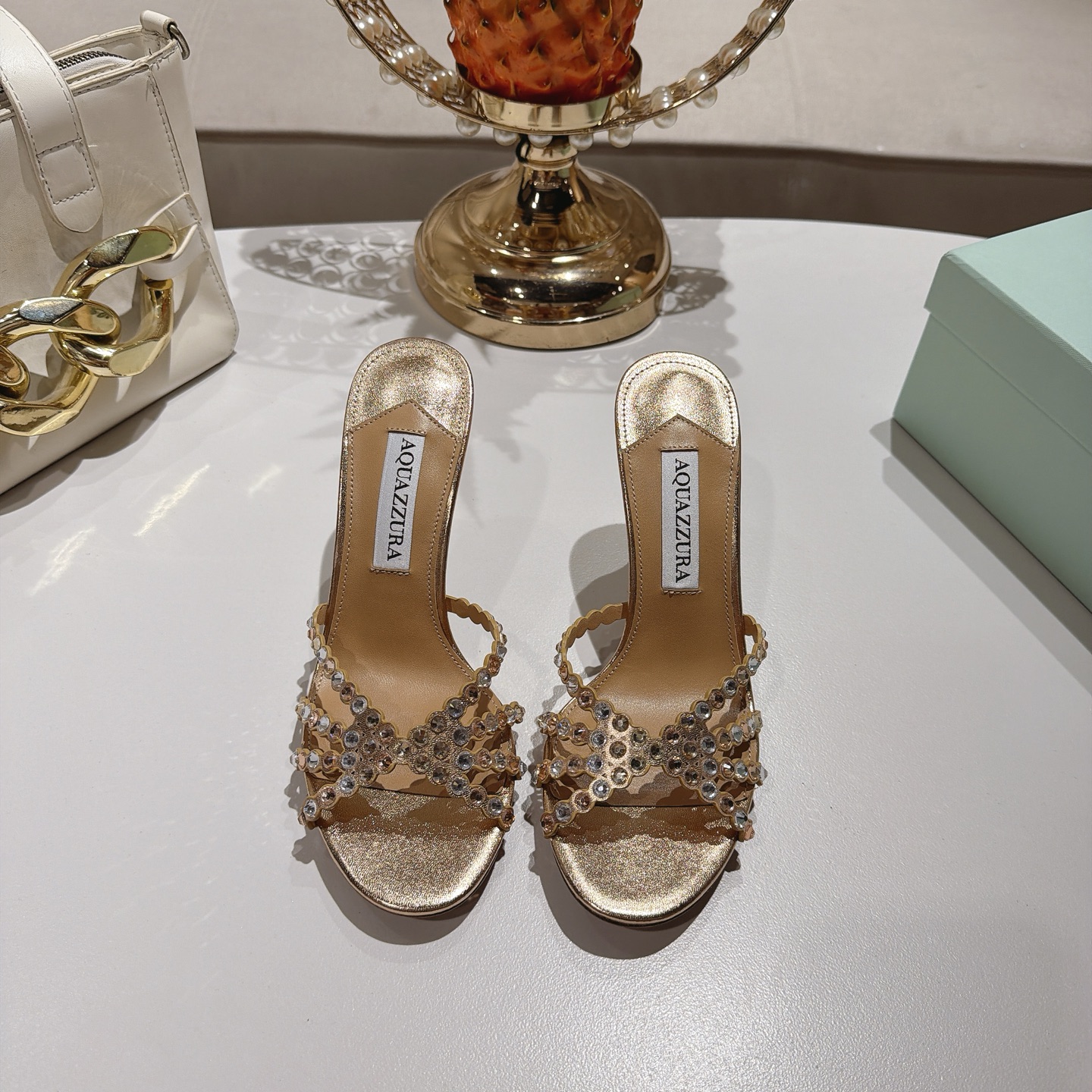 Piña 🍍 Versión spot exclusiva @ Aquazzura (Aquazzura) Las clásicas mules de la serie Tequila, con PVC transp…