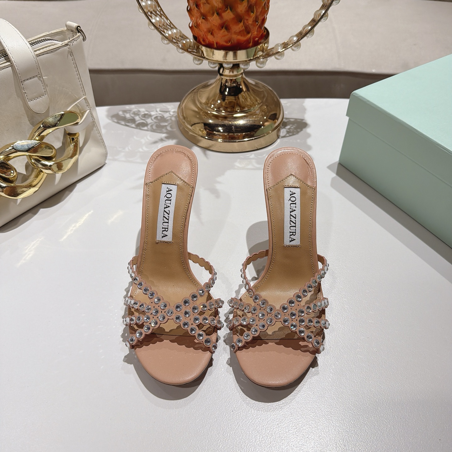 Piña 🍍 Versión spot exclusiva @ Aquazzura (Aquazzura) Las clásicas mules de la serie Tequila, con PVC transp…