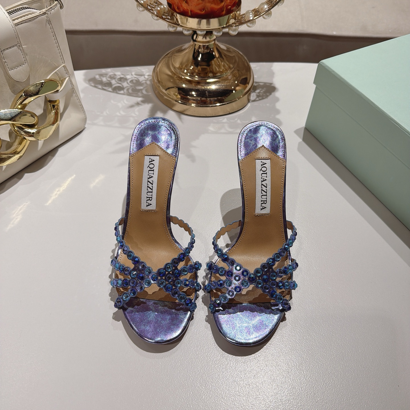 Piña 🍍 Versión spot exclusiva @ Aquazzura (Aquazzura) Las clásicas mules de la serie Tequila, con PVC transp…