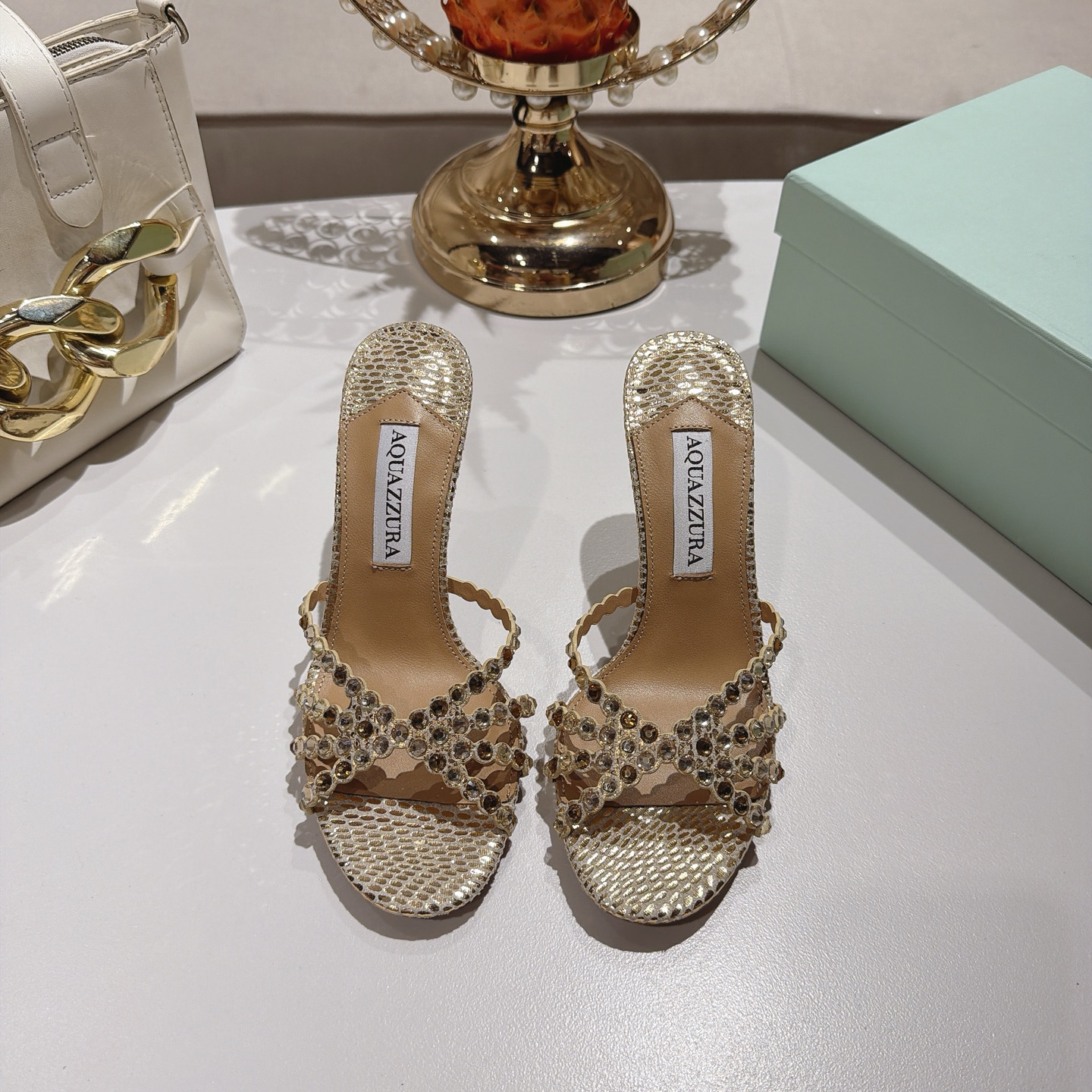 Piña 🍍 Versión spot exclusiva @ Aquazzura (Aquazzura) Las clásicas mules de la serie Tequila, con PVC transp…