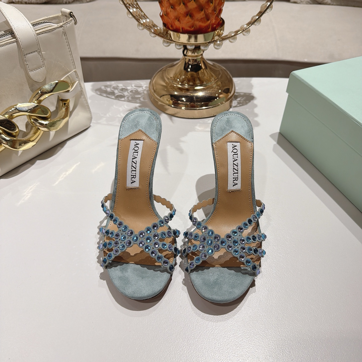 Piña 🍍 Versión spot exclusiva @ Aquazzura (Aquazzura) Las clásicas mules de la serie Tequila, con PVC transp…