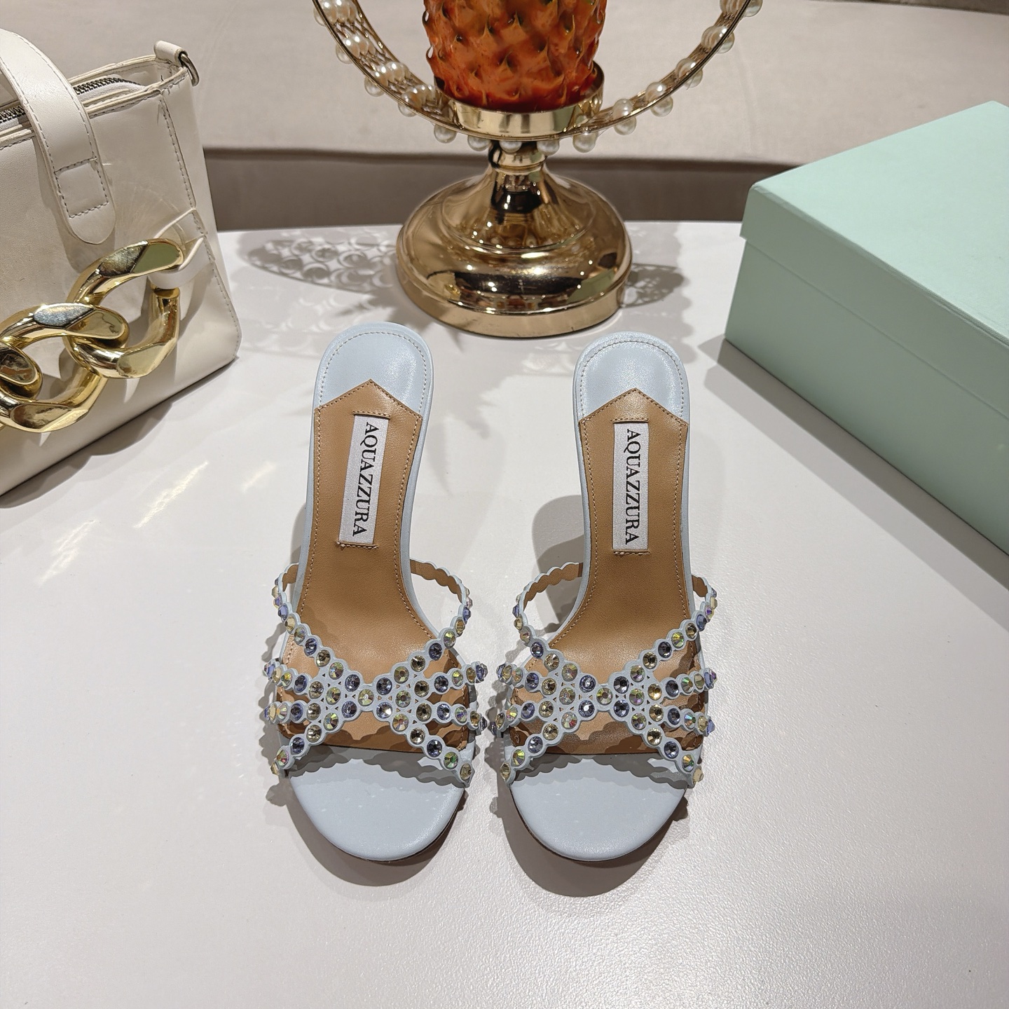 Piña 🍍 Versión spot exclusiva @ Aquazzura (Aquazzura) Las clásicas mules de la serie Tequila, con PVC transp…