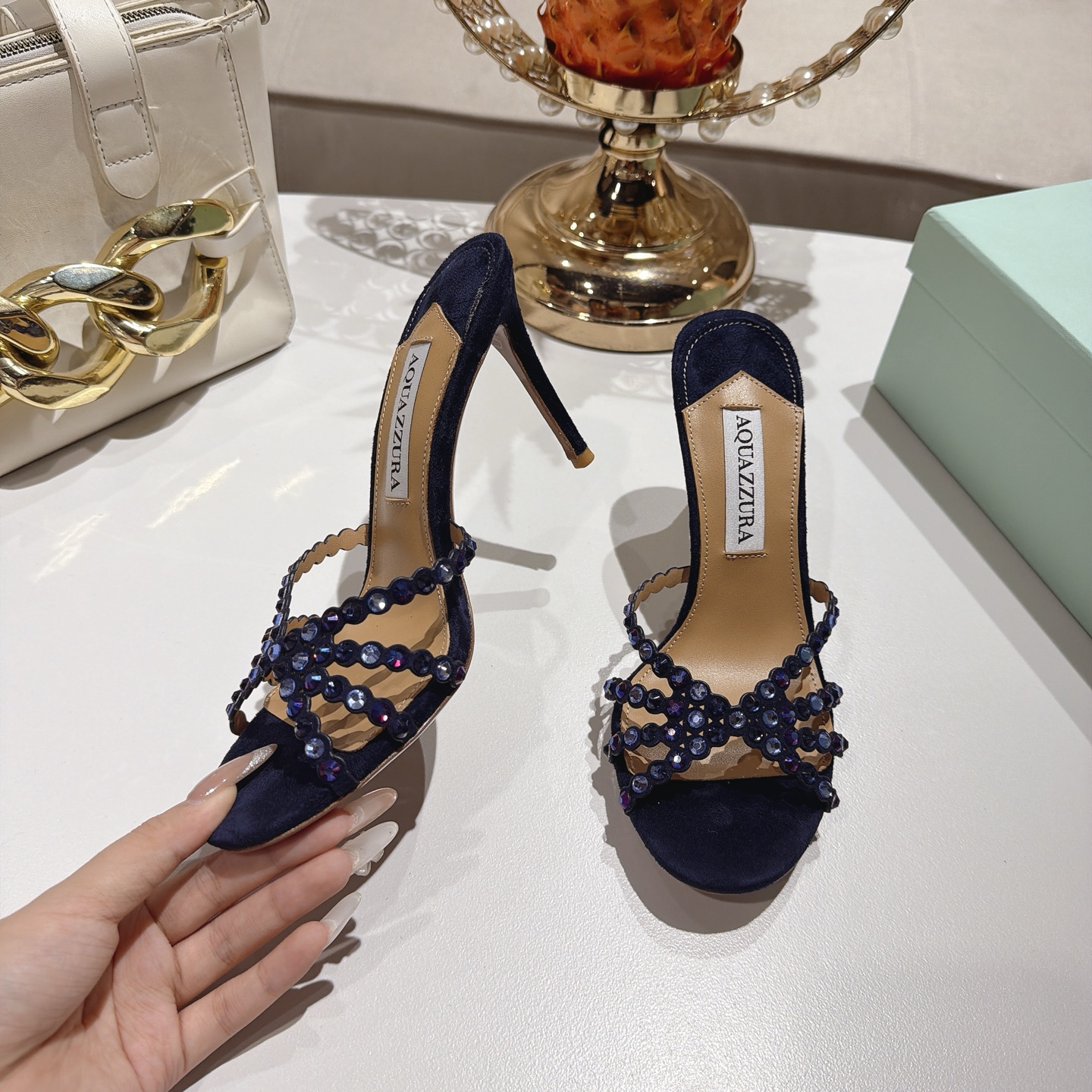 NO:924510,Pineapple's exclusive spot version of Aquazzura's classic Tequila series mules, featuring transparent PVC + full round cut crystals, are popular light luxury shoes for weddings, dinners, and parties. The wavy transparent PVC wide band is inlaid with double-sized gradient round diamonds. The diamond surface is transparent and reflective, and has a sparkling luster when walking; the PVC material is light, visually weakening the heavy feeling of the feet, and showing the slenderness of the feet. The inner grained pearlescent sheepskin lining  Outsole original imported AR1 top genuine leather outsole Size 34-43 '34.40.41.42.43 Customized and non-returnable' Color: Thirty colors Heel height about 8.5cm Packing top original box, bag, card, high heels, slippers, high heels, slippers, sheepskin, Leather soles19860909菠萝独家现货版 Aquazzura（阿奎祖拉） 经典Tequila系列穆勒拖,主打透明PVC+满铺圆形切割水晶,是婚纱、晚宴、派对热门轻奢鞋款 波浪形透明PVC宽带,整带镶嵌双层大小渐变圆钻,钻面通透反光,走路自带闪烁光泽；PVC材质轻盈,视觉上弱化脚部厚重感,显脚纤细. 内里粒面珠光羊皮里 大底原版进口AR1顶级真皮大底 Size34-43「34.40.41.42.43订做不退换」 Color: 三十个配色 跟高约8.5cm 包装顶级原版盒、布袋、卡片、,高跟鞋拖鞋,high heels,slippers,sheepskin,Leather soles,Women's Shoes
