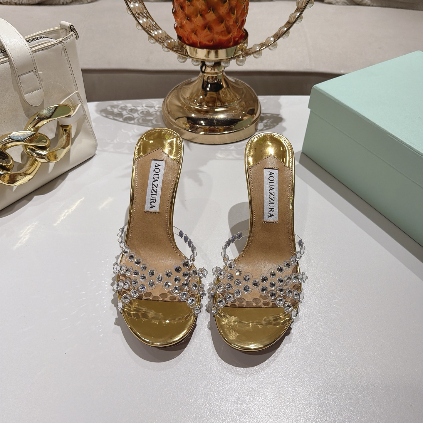 Piña 🍍 Versión spot exclusiva @ Aquazzura (Aquazzura) Las clásicas mules de la serie Tequila, con PVC transp…