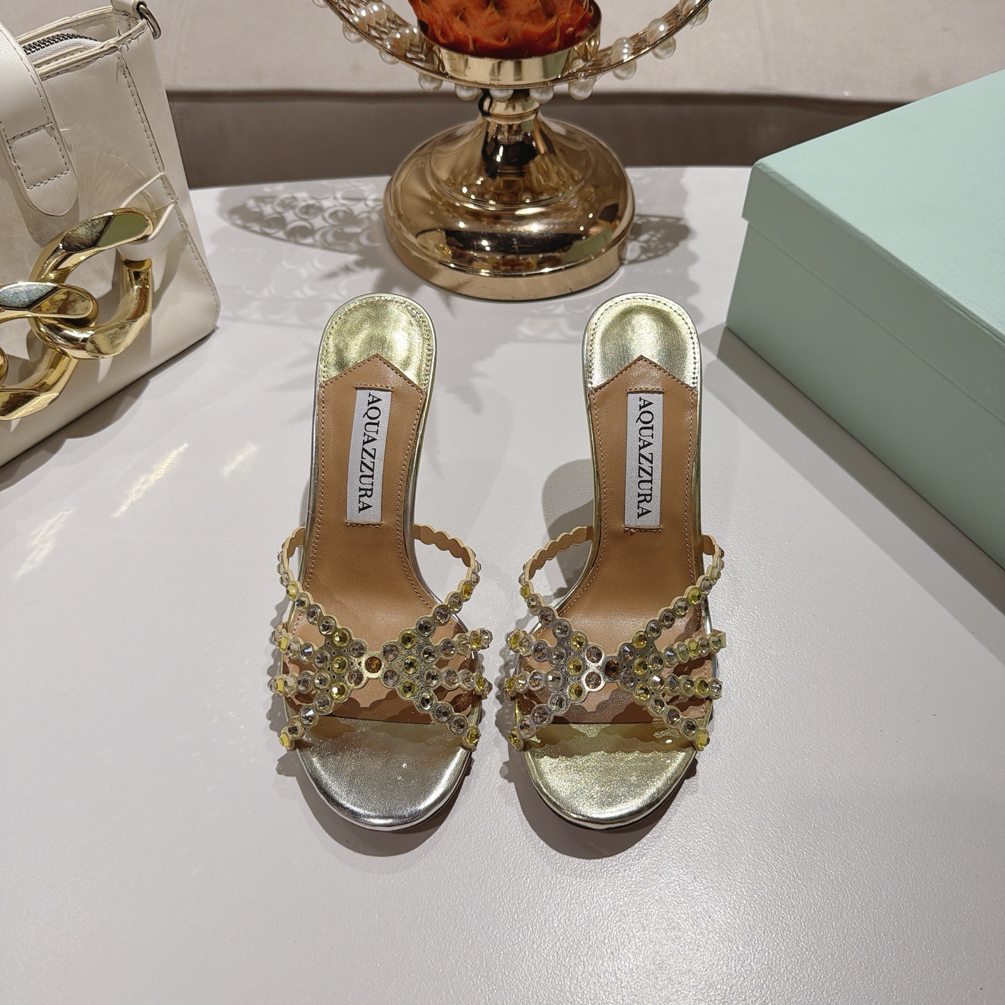 Piña 🍍 Versión spot exclusiva @ Aquazzura (Aquazzura) Las clásicas mules de la serie Tequila, con PVC transp…
