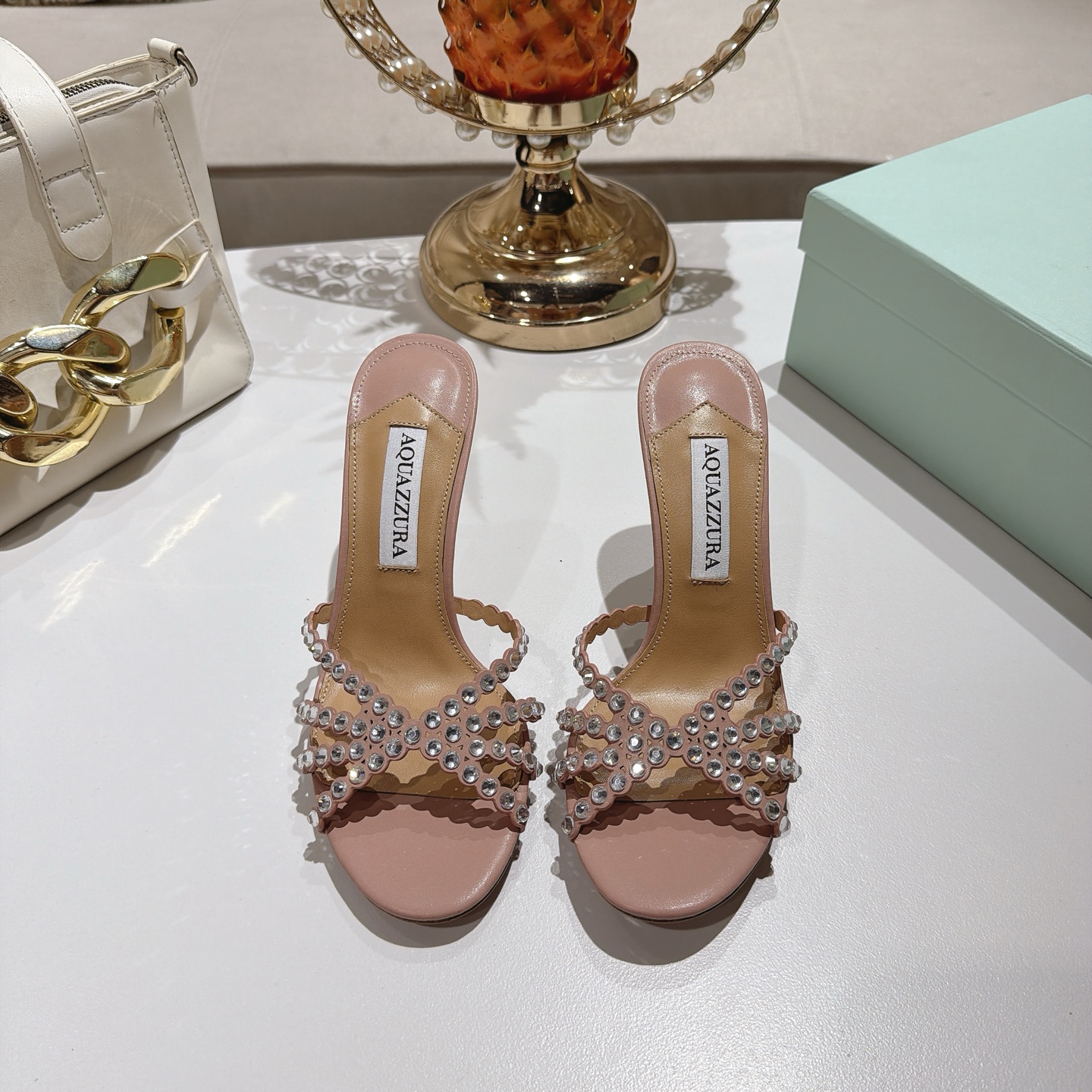 Piña 🍍 Versión spot exclusiva @ Aquazzura (Aquazzura) Las clásicas mules de la serie Tequila, con PVC transp…