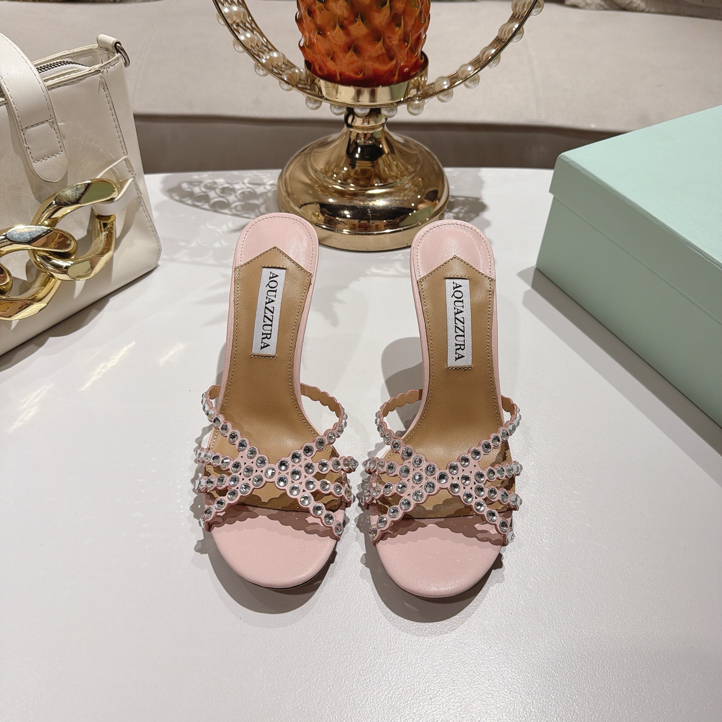 Piña 🍍 Versión spot exclusiva @ Aquazzura (Aquazzura) Las clásicas mules de la serie Tequila, con PVC transp…