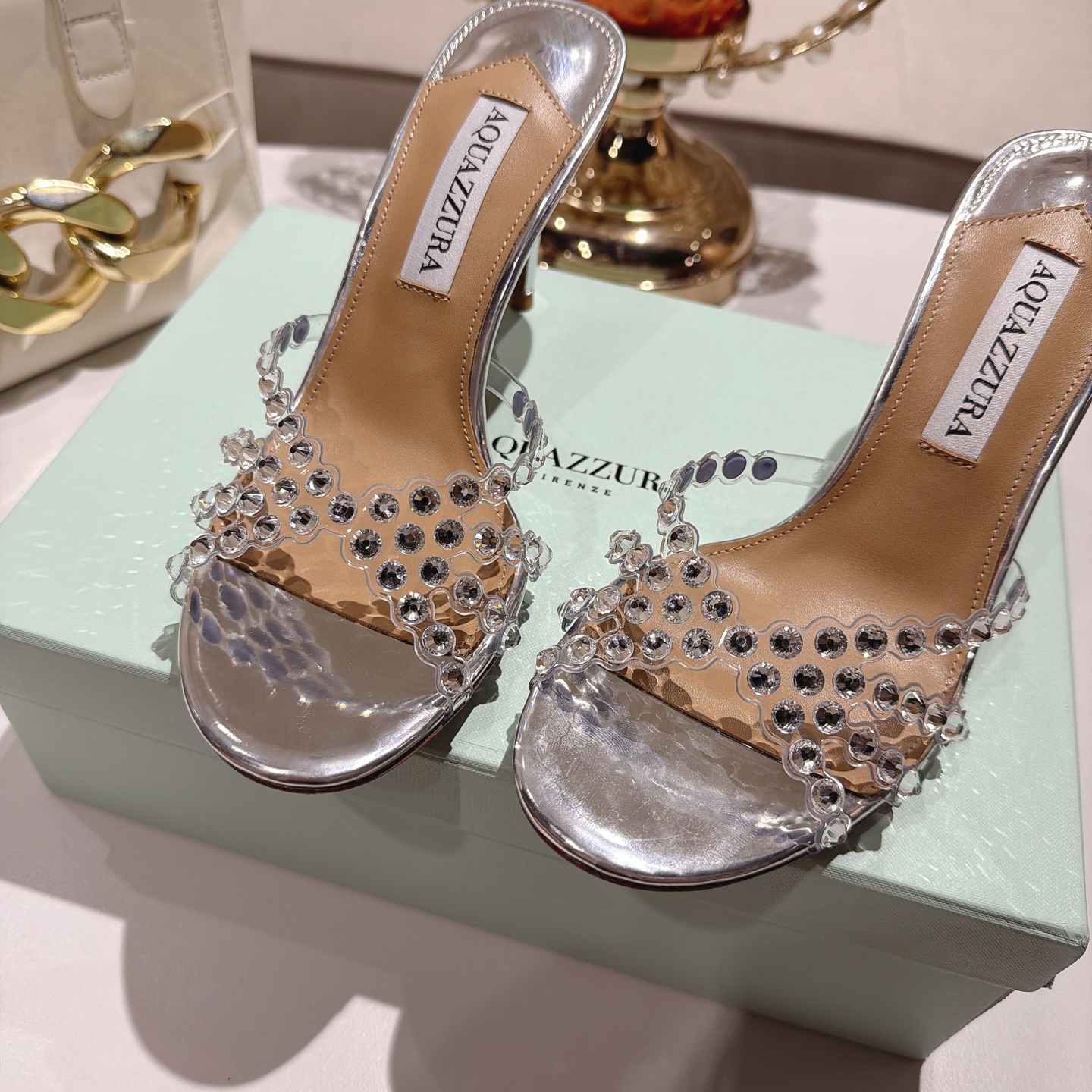 Piña 🍍 Versión spot exclusiva @ Aquazzura (Aquazzura) Las clásicas mules de la serie Tequila, con PVC transp…