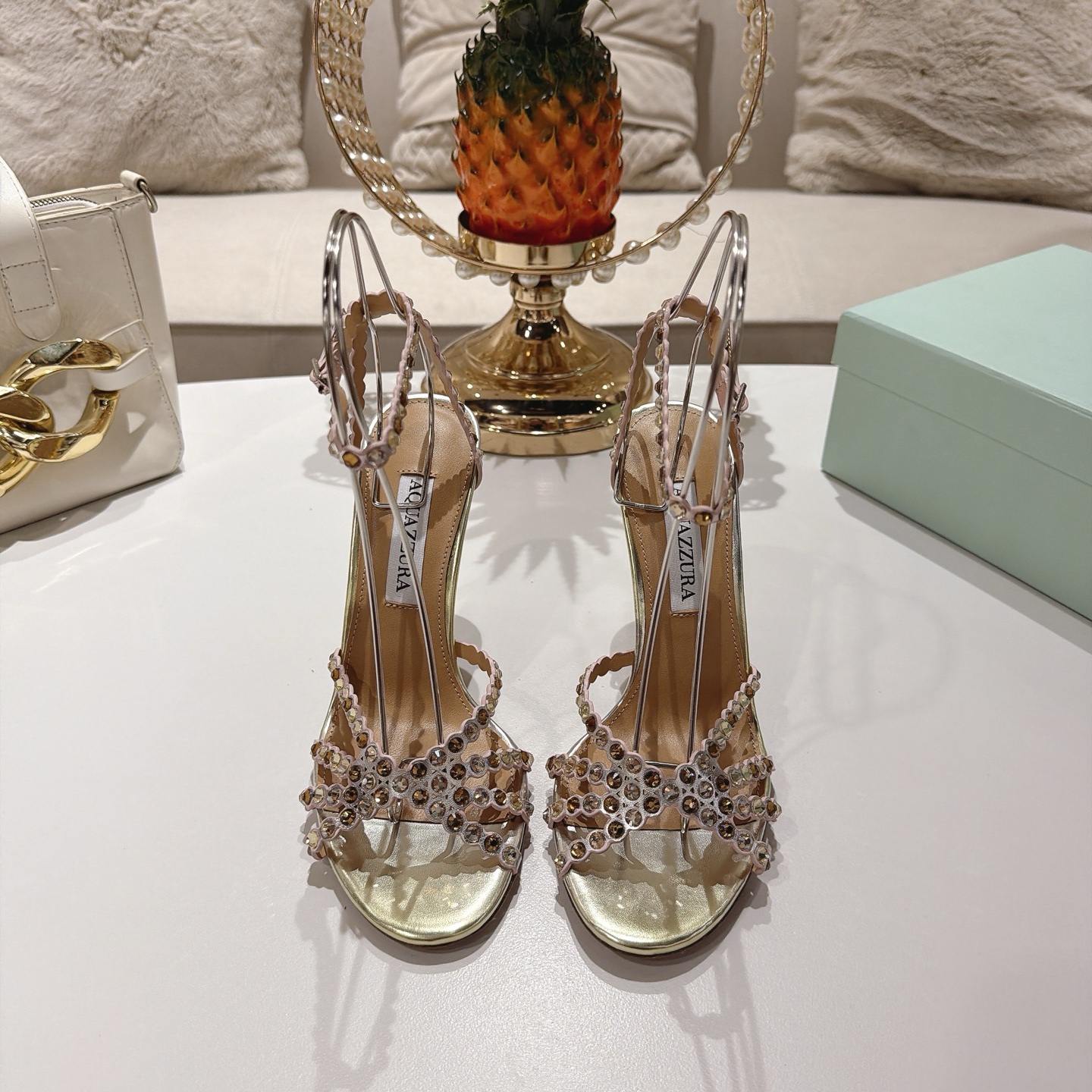 NO:957282,Pineapple's exclusive spot version of Aquazzura's classic Tequila series mules, featuring transparent PVC + full round cut crystals, are popular light luxury shoes for weddings, dinners, and parties. The wavy transparent PVC wide band is inlaid with double-sized gradient round diamonds. The diamond surface is transparent and reflective, and it has a sparkling luster when walking; the PVC material is light, visually weakening the heavy feeling of the feet, and showing the slender feet. The inner grained pearlescent sheepskin lining  Outsole original imported AR1 top genuine leather outsole Size 34-43 '34.40.41.42.43 Customized and non-returnable' Color: Thirty colors Heel height about 10.cm Packing top original box, bag, card, high heels sandals, sandals, high heels, sheepskin, Leather soles19860909菠萝独家现货版 Aquazzura（阿奎祖拉） 经典Tequila系列穆勒拖,主打透明PVC+满铺圆形切割水晶,是婚纱、晚宴、派对热门轻奢鞋款 波浪形透明PVC宽带,整带镶嵌双层大小渐变圆钻,钻面通透反光,走路自带闪烁光泽；PVC材质轻盈,视觉上弱化脚部厚重感,显脚纤细. 内里粒面珠光羊皮里 大底原版进口AR1顶级真皮大底 Size34-43「34.40.41.42.43订做不退换」 Color: 三十个配色 跟高约10.cm 包装顶级原版盒、布袋、卡片、,高跟鞋凉鞋,sandals,high heels,sheepskin,Leather soles,Women's Shoes