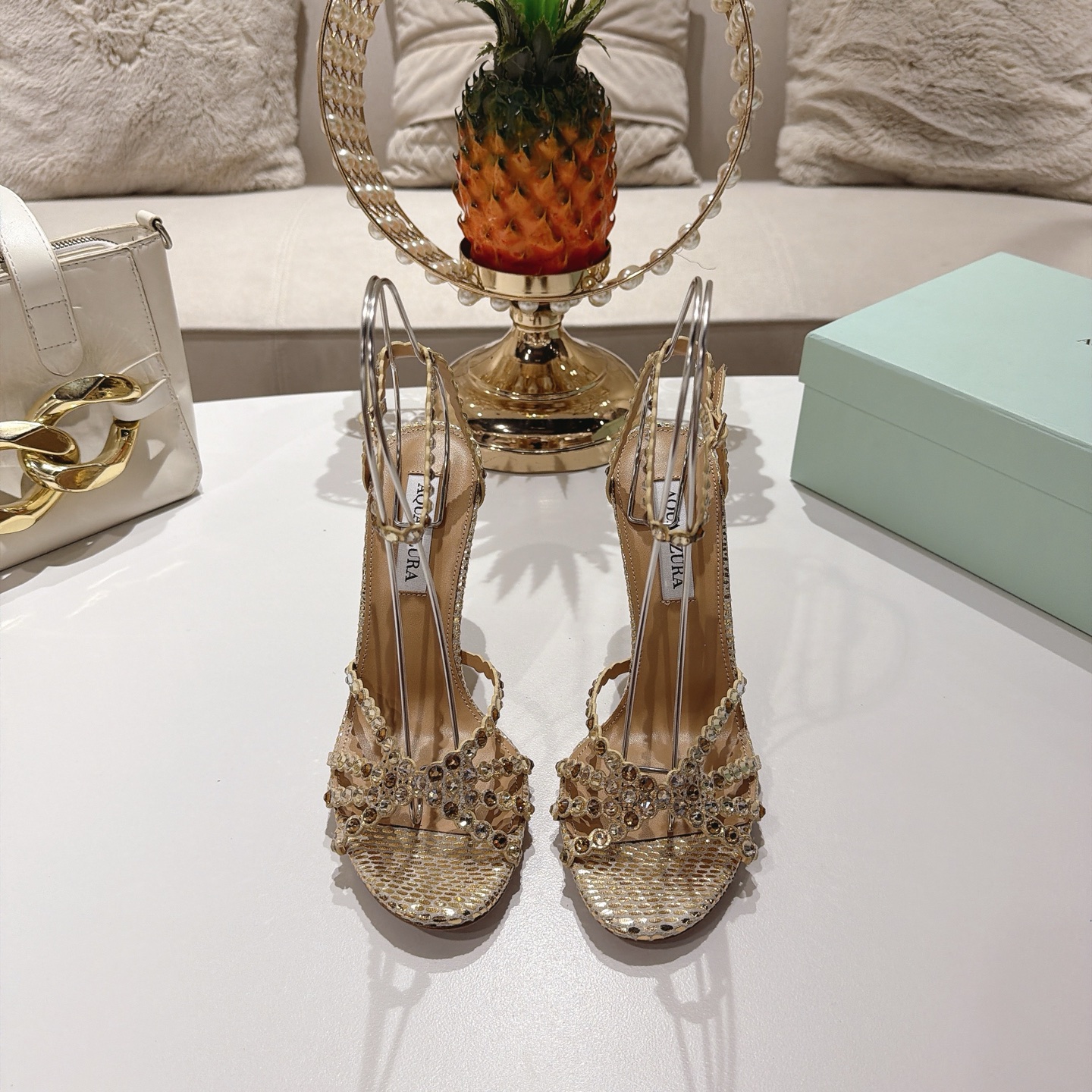 Piña 🍍 Versión spot exclusiva @ Aquazzura (Aquazzura) Las clásicas mules de la serie Tequila, con PVC transp…