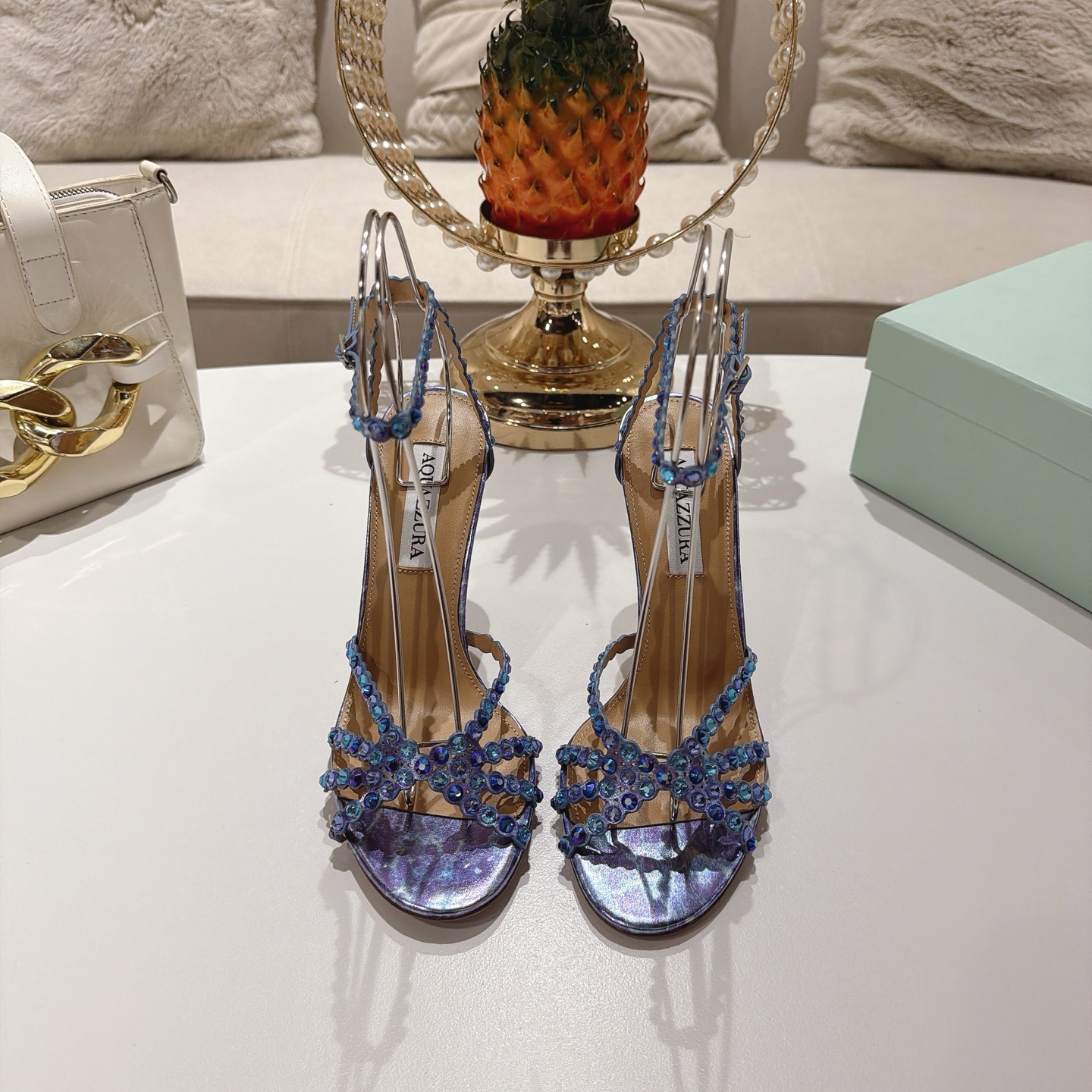 Piña 🍍 Versión spot exclusiva @ Aquazzura (Aquazzura) Las clásicas mules de la serie Tequila, con PVC transp…