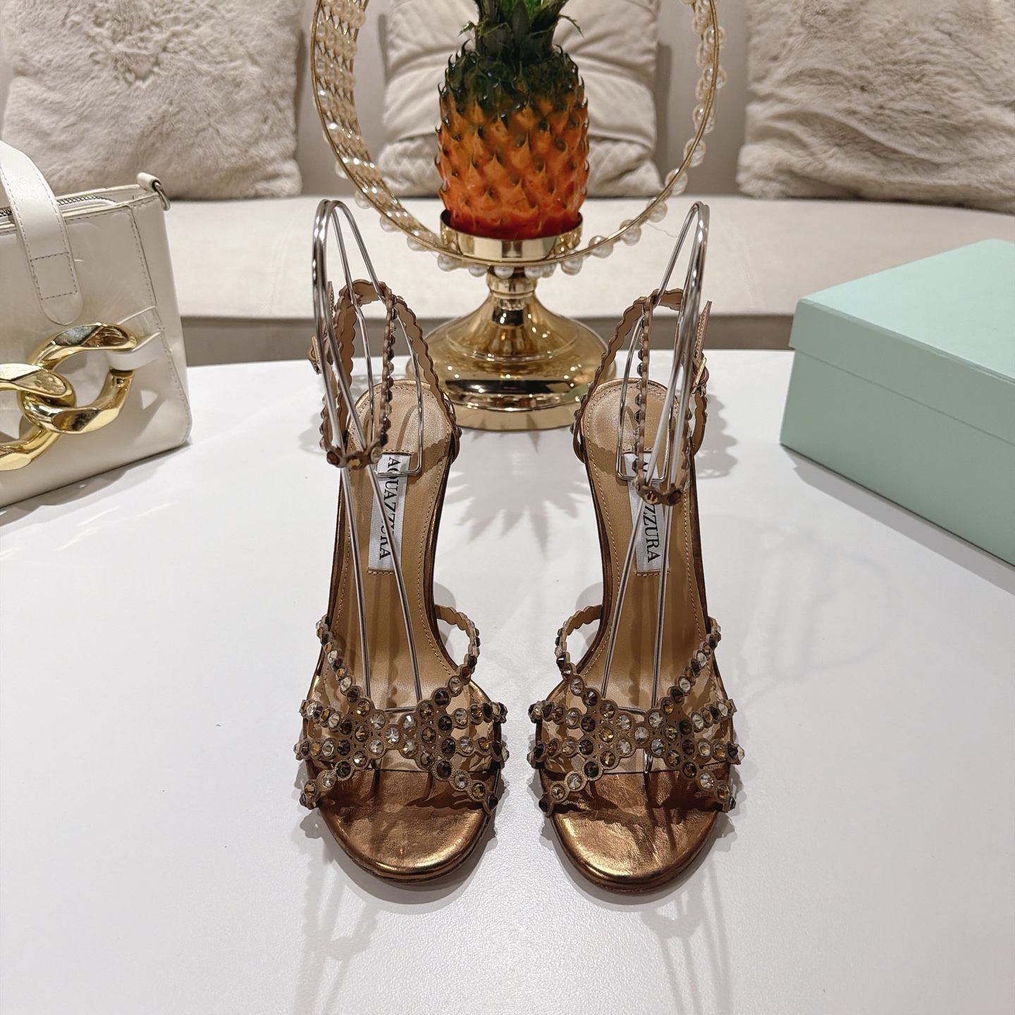 Piña 🍍 Versión spot exclusiva @ Aquazzura (Aquazzura) Las clásicas mules de la serie Tequila, con PVC transp…