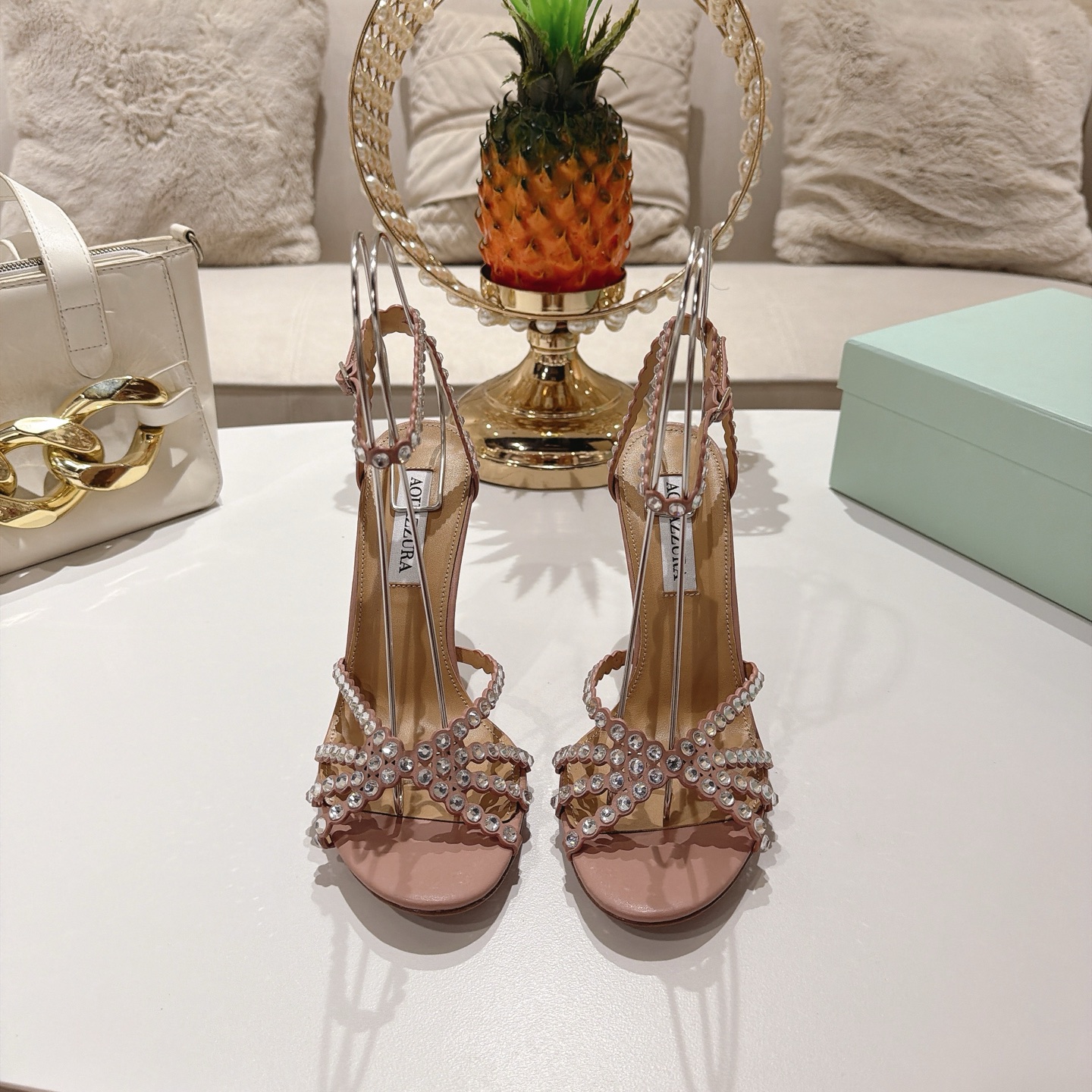 Piña 🍍 Versión spot exclusiva @ Aquazzura (Aquazzura) Las clásicas mules de la serie Tequila, con PVC transp…