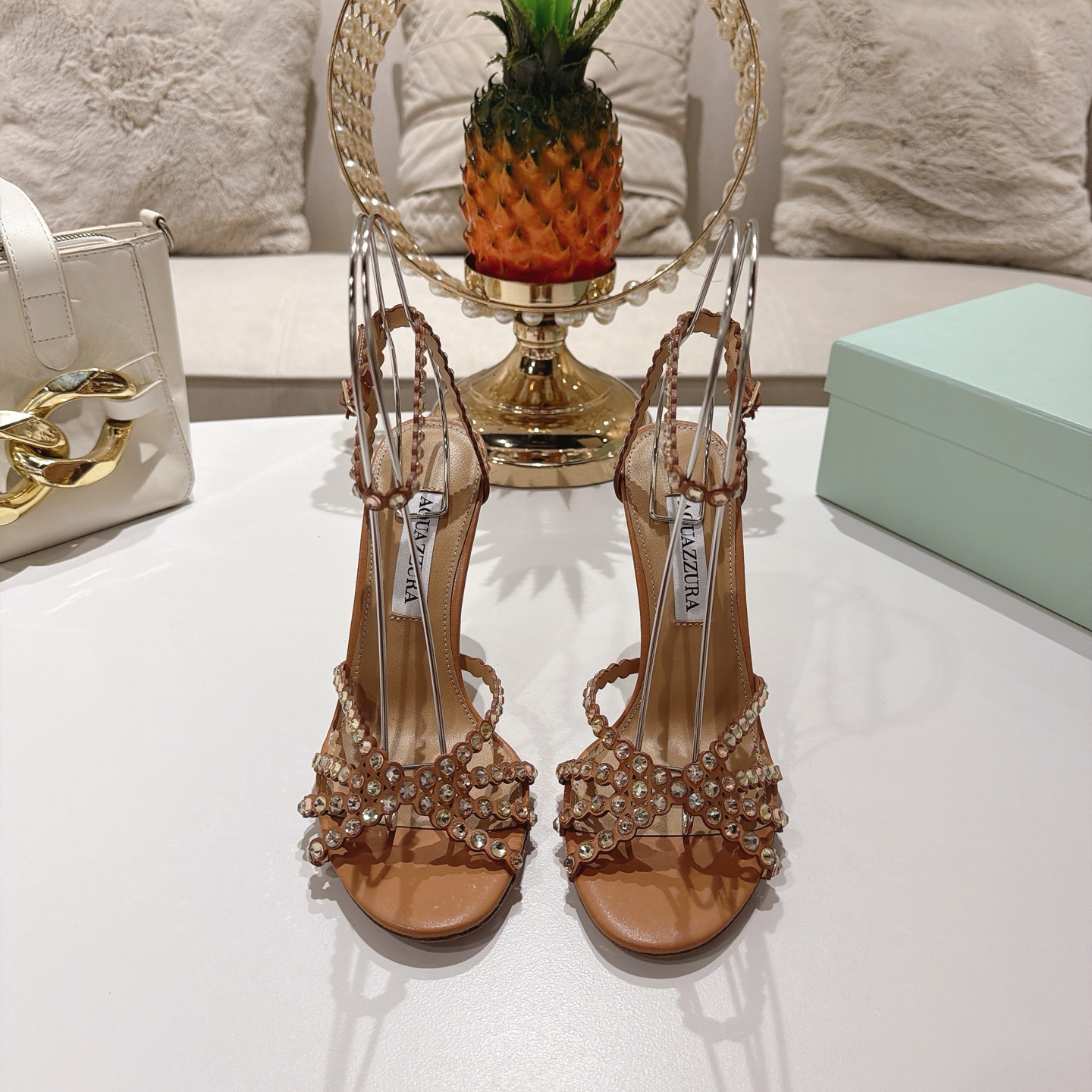 Piña 🍍 Versión spot exclusiva @ Aquazzura (Aquazzura) Las clásicas mules de la serie Tequila, con PVC transp…
