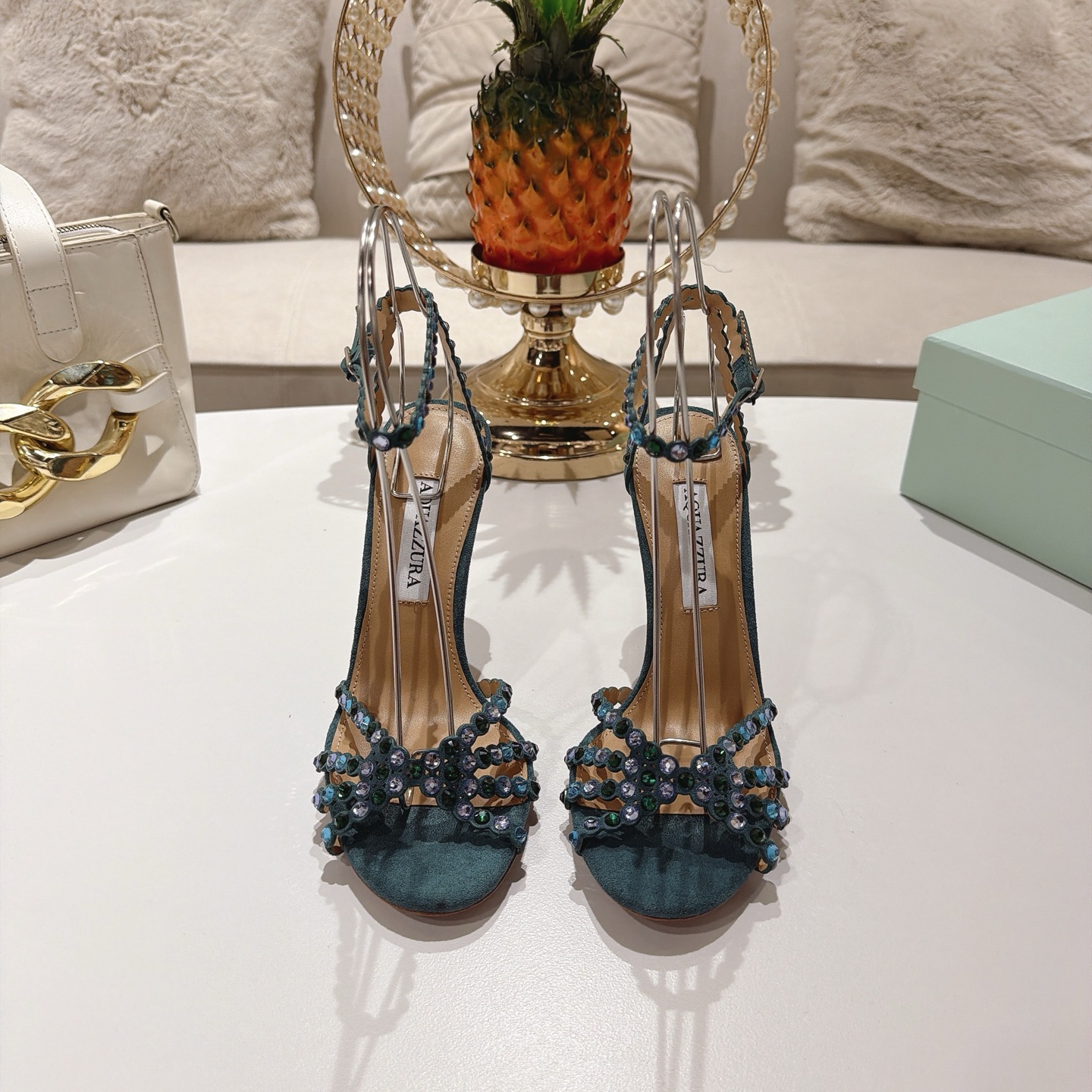 Piña 🍍 Versión spot exclusiva @ Aquazzura (Aquazzura) Las clásicas mules de la serie Tequila, con PVC transp…