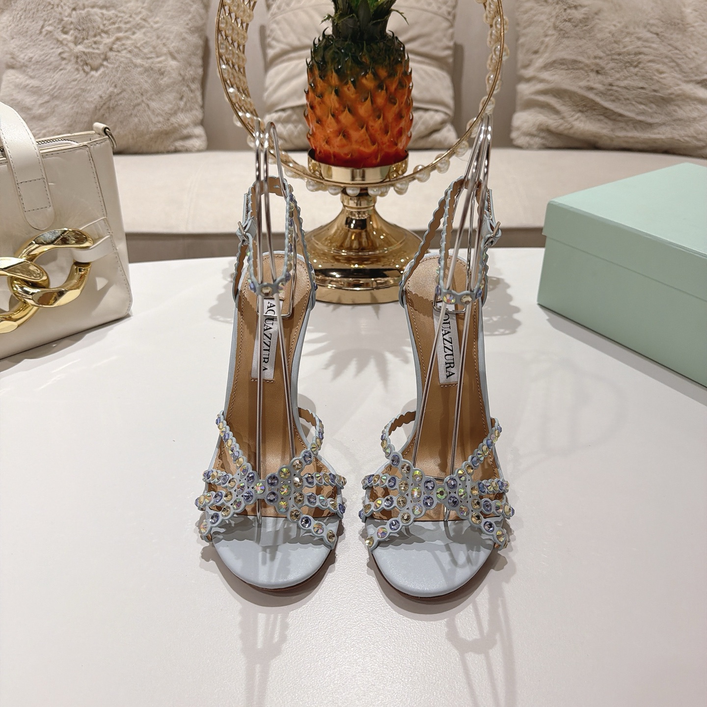 Piña 🍍 Versión spot exclusiva @ Aquazzura (Aquazzura) Las clásicas mules de la serie Tequila, con PVC transp…