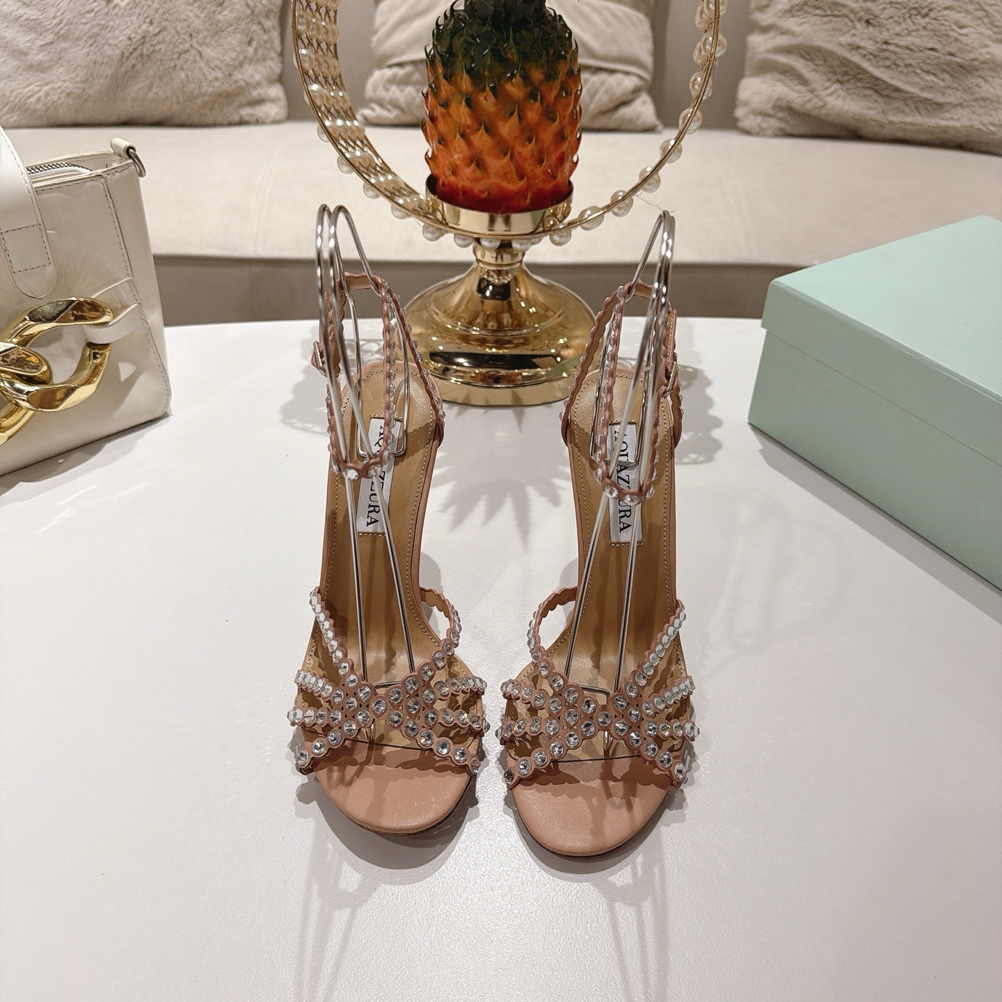 Piña 🍍 Versión spot exclusiva @ Aquazzura (Aquazzura) Las clásicas mules de la serie Tequila, con PVC transp…
