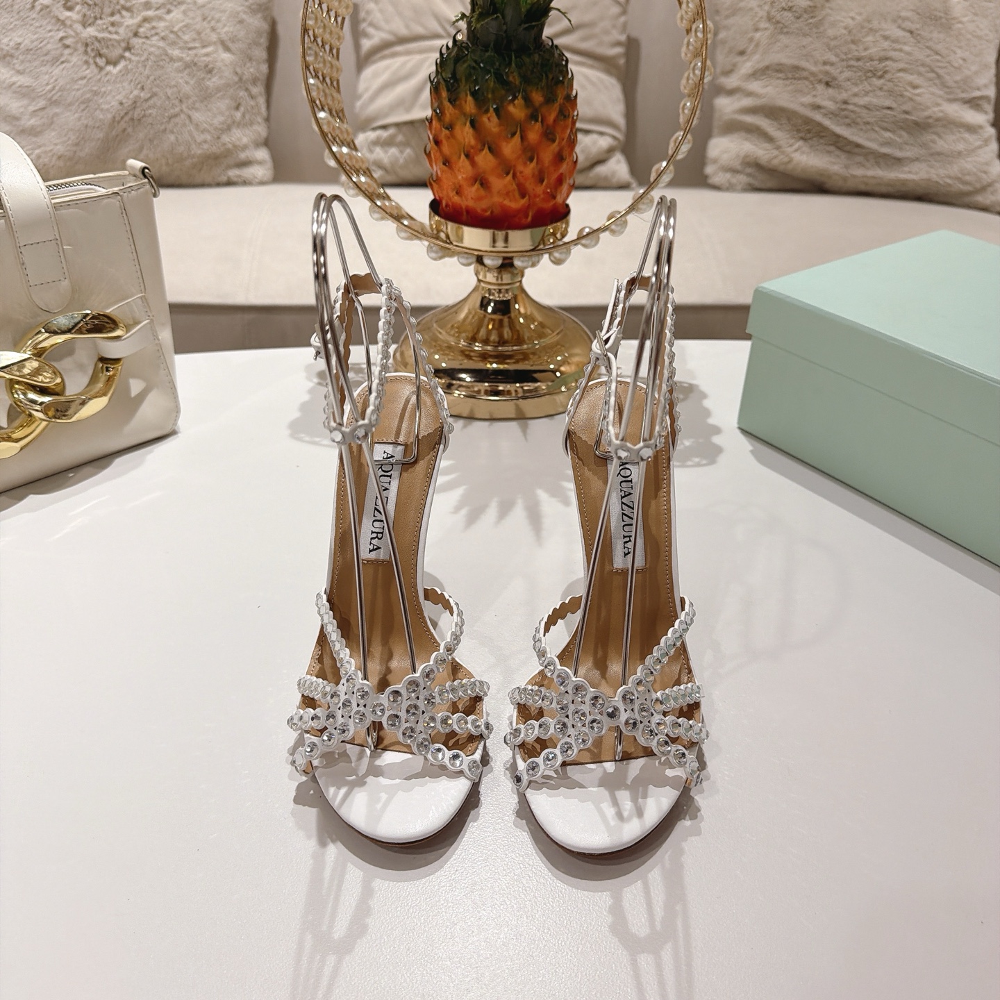 Piña 🍍 Versión spot exclusiva @ Aquazzura (Aquazzura) Las clásicas mules de la serie Tequila, con PVC transp…