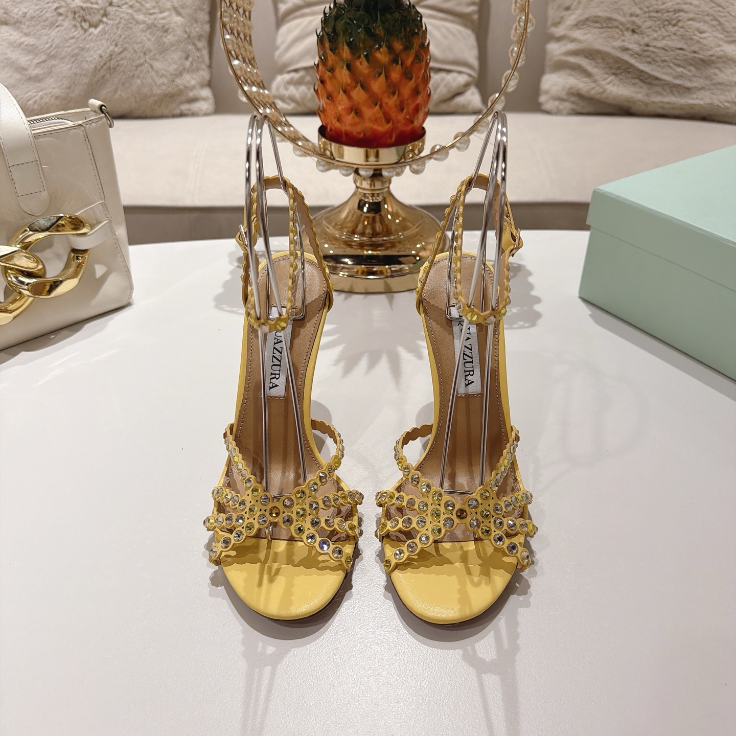 Piña 🍍 Versión spot exclusiva @ Aquazzura (Aquazzura) Las clásicas mules de la serie Tequila, con PVC transp…