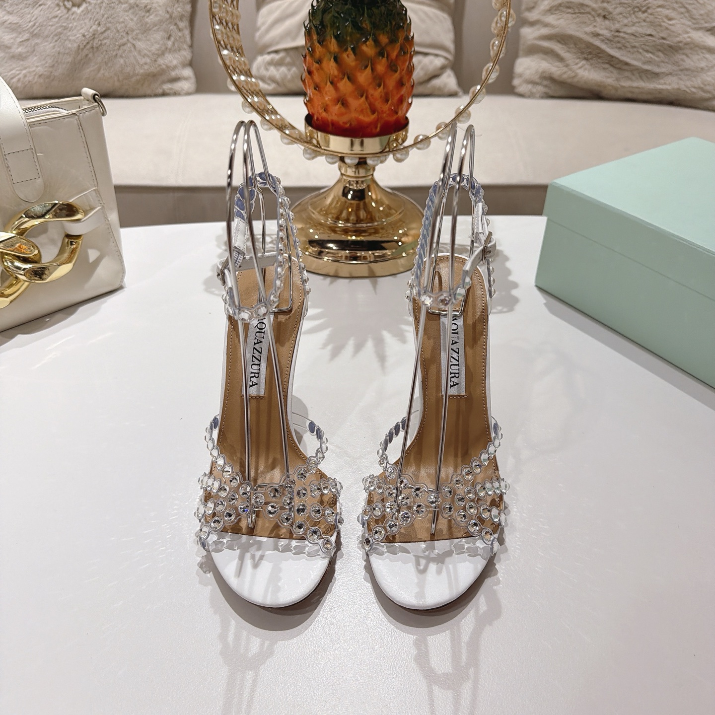 Piña 🍍 Versión spot exclusiva @ Aquazzura (Aquazzura) Las clásicas mules de la serie Tequila, con PVC transp…