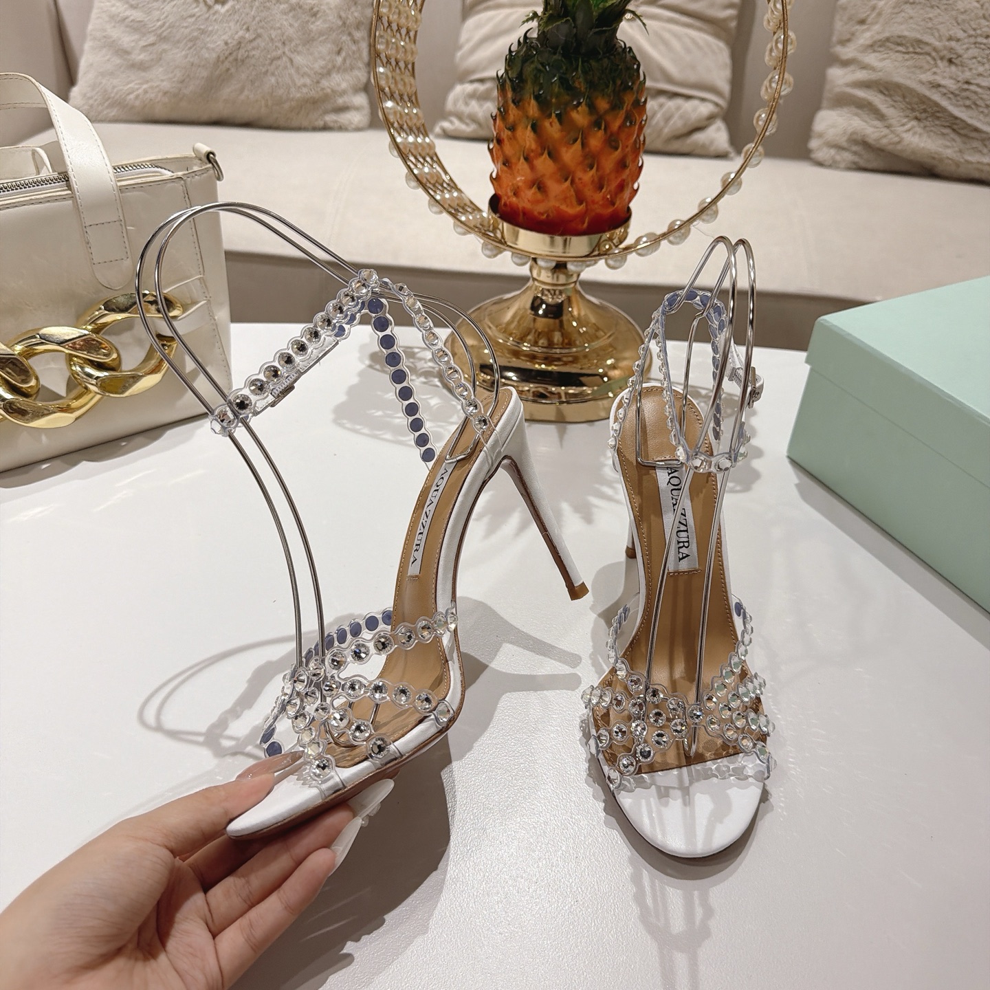 NO:924503,Pineapple's exclusive spot version of Aquazzura's classic Tequila series mules, featuring transparent PVC + full round cut crystals, are popular light luxury shoes for weddings, dinners, and parties. The wavy transparent PVC wide band is inlaid with double-sized gradient round diamonds. The diamond surface is transparent and reflective, and has a sparkling luster when walking; the PVC material is light, visually weakening the heavy feeling of the feet, and showing the slenderness of the feet. The inner grained pearlescent sheepskin lining  Outsole original imported AR1 top genuine leather outsole Size 34-43 '34.40.41.42.43 Customized and non-returnable' Color: Thirty colors Heel height about 10.cm Packing top original box, bag, card, high heels sandals, sandals, high heels, sheepskin, Leather soles19860909菠萝独家现货版 Aquazzura（阿奎祖拉） 经典Tequila系列穆勒拖,主打透明PVC+满铺圆形切割水晶,是婚纱、晚宴、派对热门轻奢鞋款 波浪形透明PVC宽带,整带镶嵌双层大小渐变圆钻,钻面通透反光,走路自带闪烁光泽；PVC材质轻盈,视觉上弱化脚部厚重感,显脚纤细. 内里粒面珠光羊皮里 大底原版进口AR1顶级真皮大底 Size34-43「34.40.41.42.43订做不退换」 Color: 三十个配色 跟高约10.cm 包装顶级原版盒、布袋、卡片、,高跟鞋凉鞋,sandals,high heels,sheepskin,Leather soles,Women's Shoes