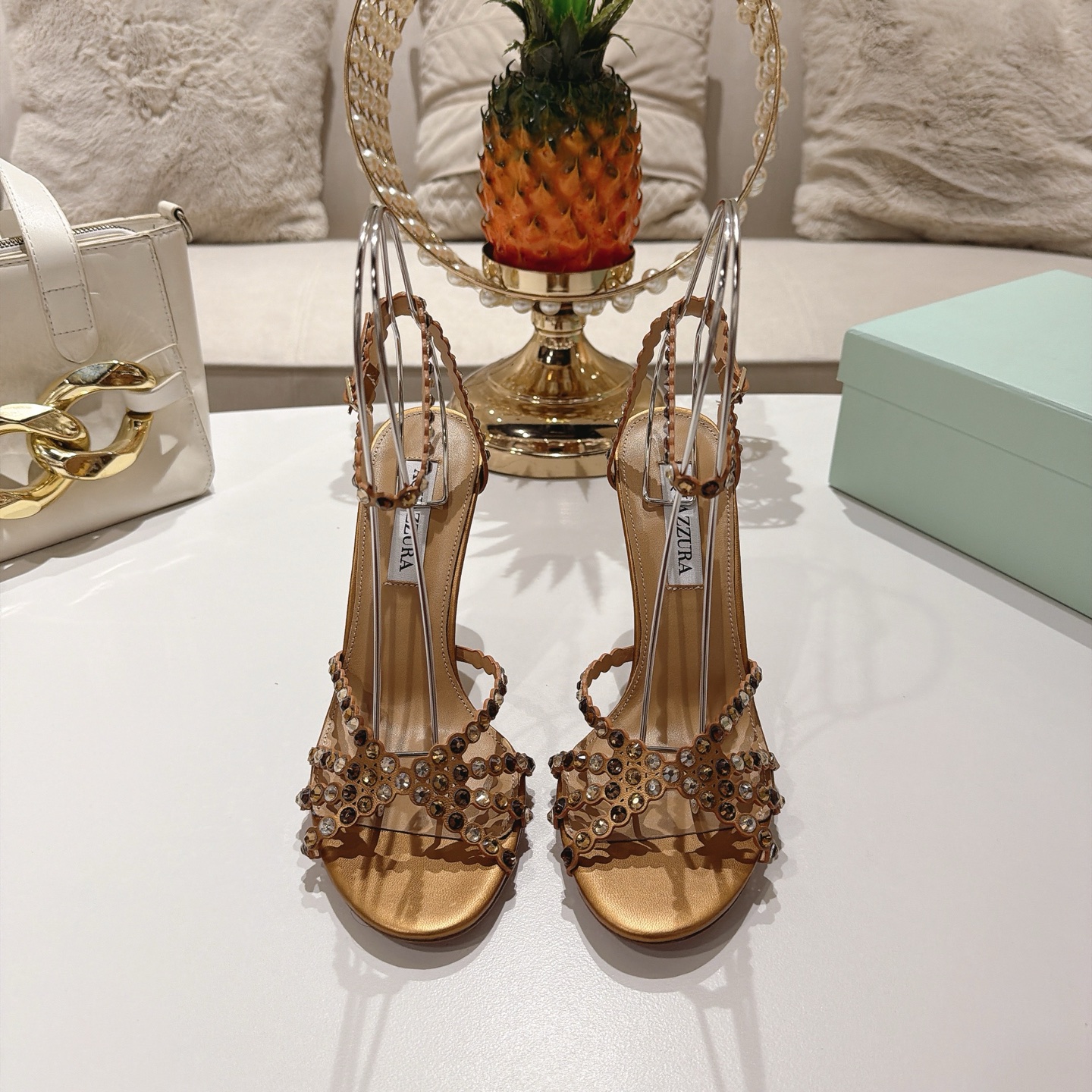 Piña 🍍 Versión spot exclusiva @ Aquazzura (Aquazzura) Las clásicas mules de la serie Tequila, con PVC transp…