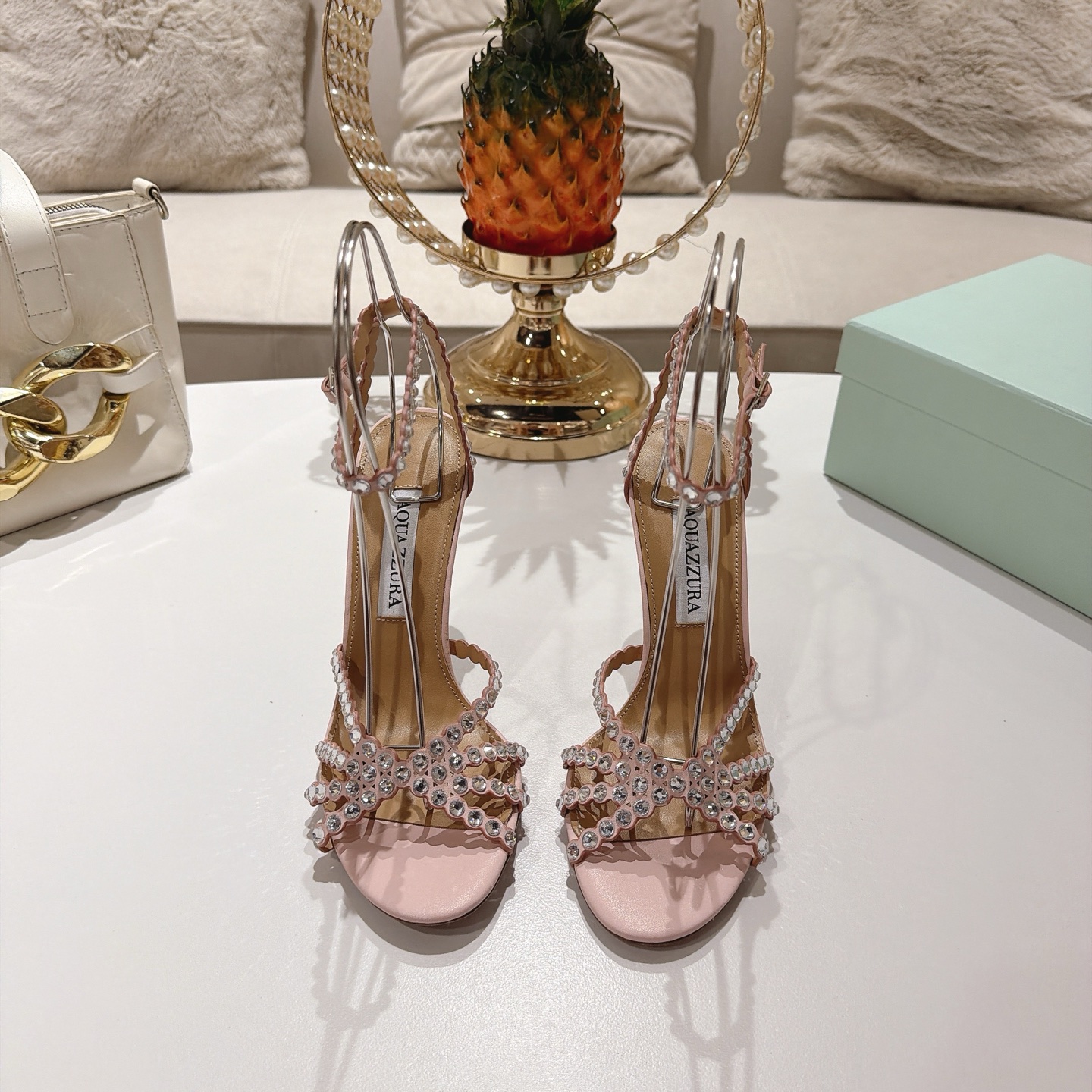 Piña 🍍 Versión spot exclusiva @ Aquazzura (Aquazzura) Las clásicas mules de la serie Tequila, con PVC transp…