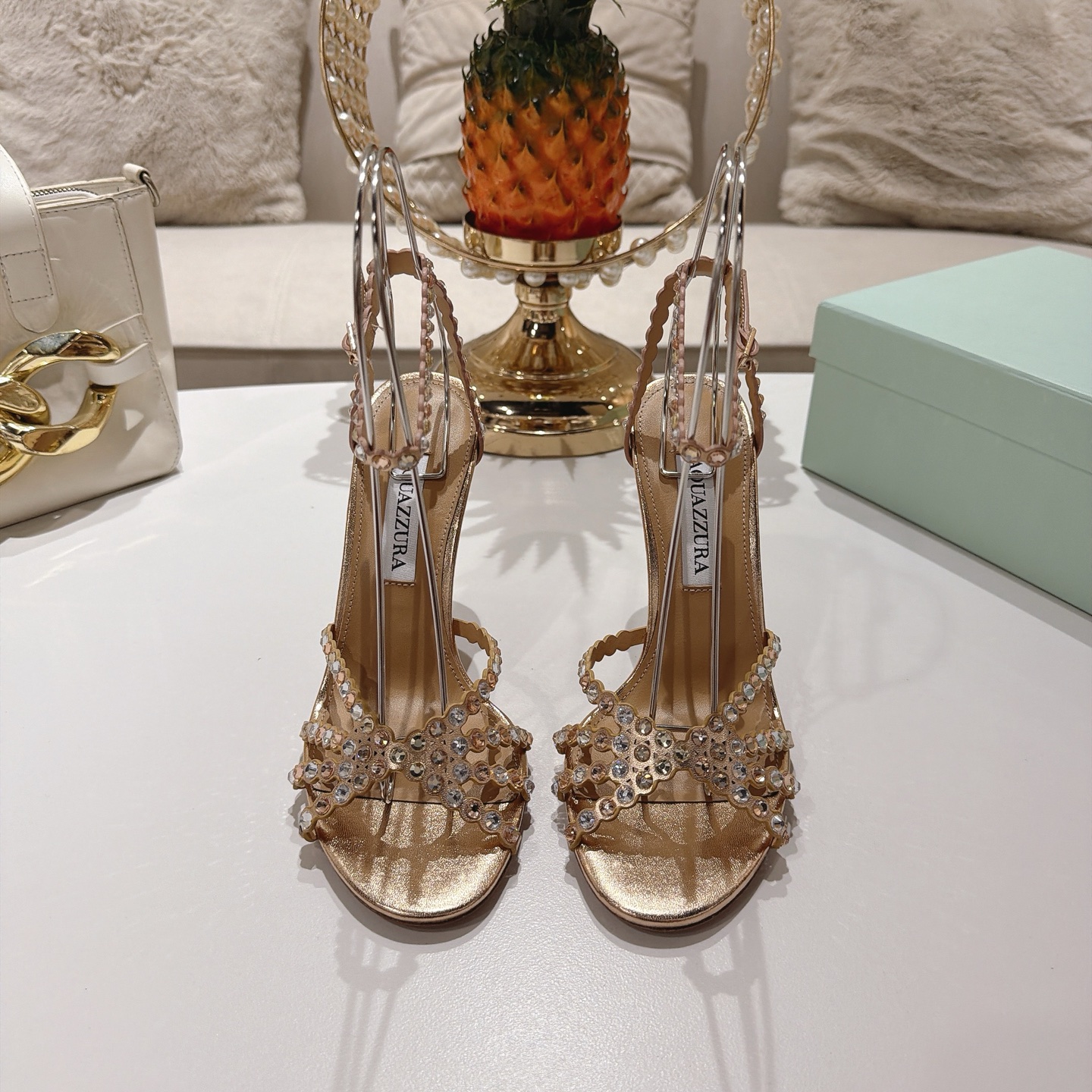 Piña 🍍 Versión spot exclusiva @ Aquazzura (Aquazzura) Las clásicas mules de la serie Tequila, con PVC transp…