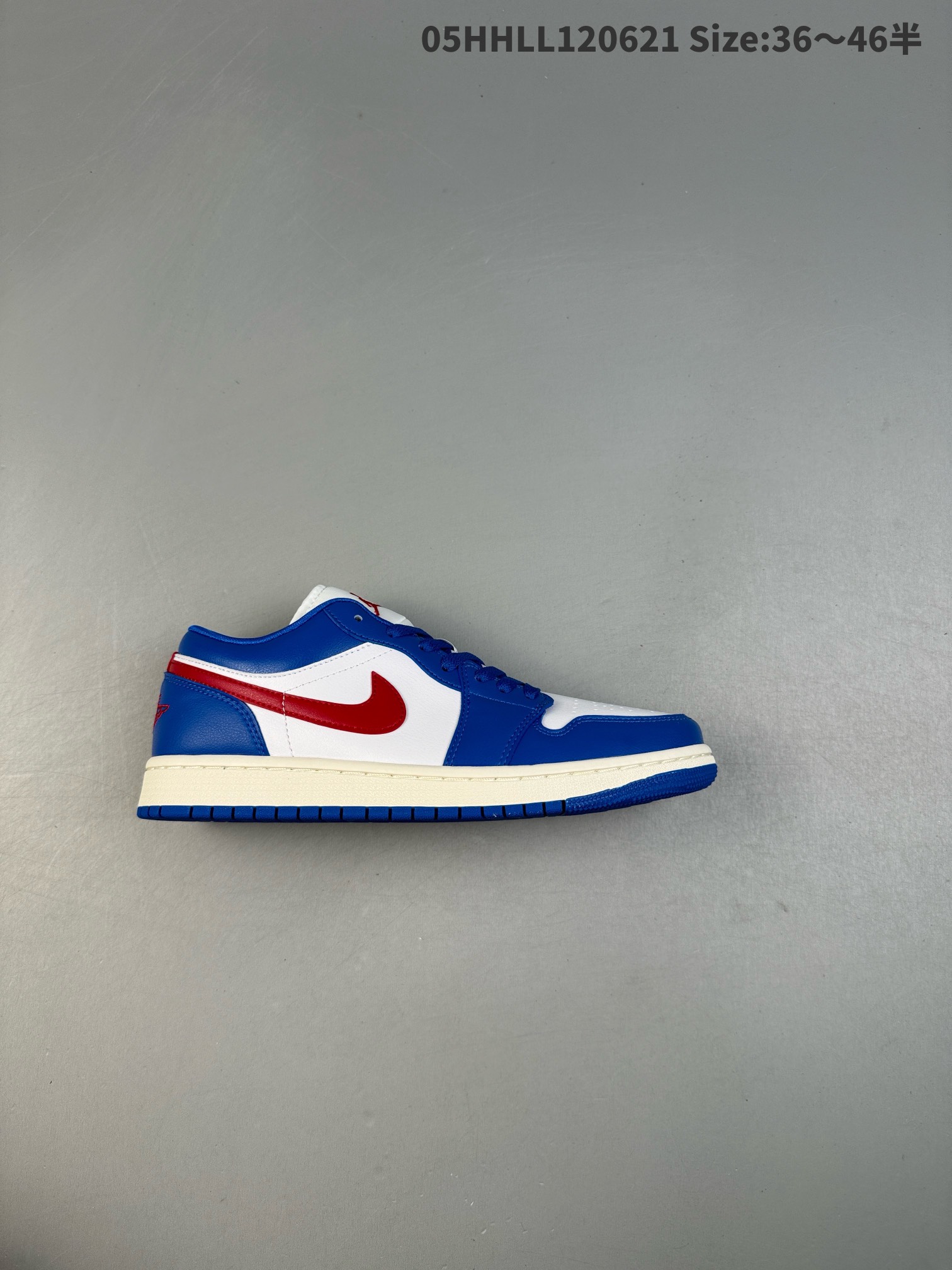 头层带半码Air Jordan 1 Low Sport Blue 低帮 叮当猫 AJ1 Jordan1代 aj1 乔1 低邦 蓝白红 Jordan篮球鞋系列 鞋面选用皮革材质打造，采用了白色9