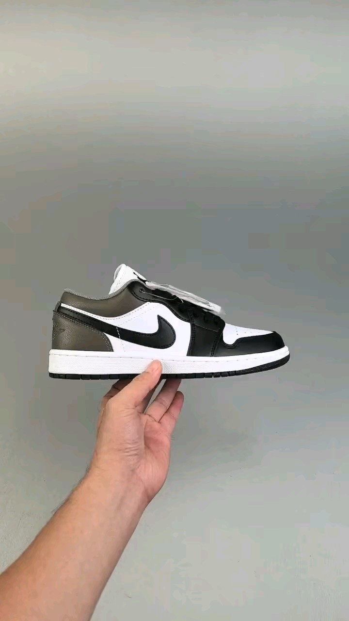 Air Jordan  Low 低帮 摩卡越影 AJ1 Jordan1代 aj1 乔1 低邦 棕黑 Jordan篮球鞋系列 该定制版球鞋选用原鞋款为Air Jordan 1 Low lron1