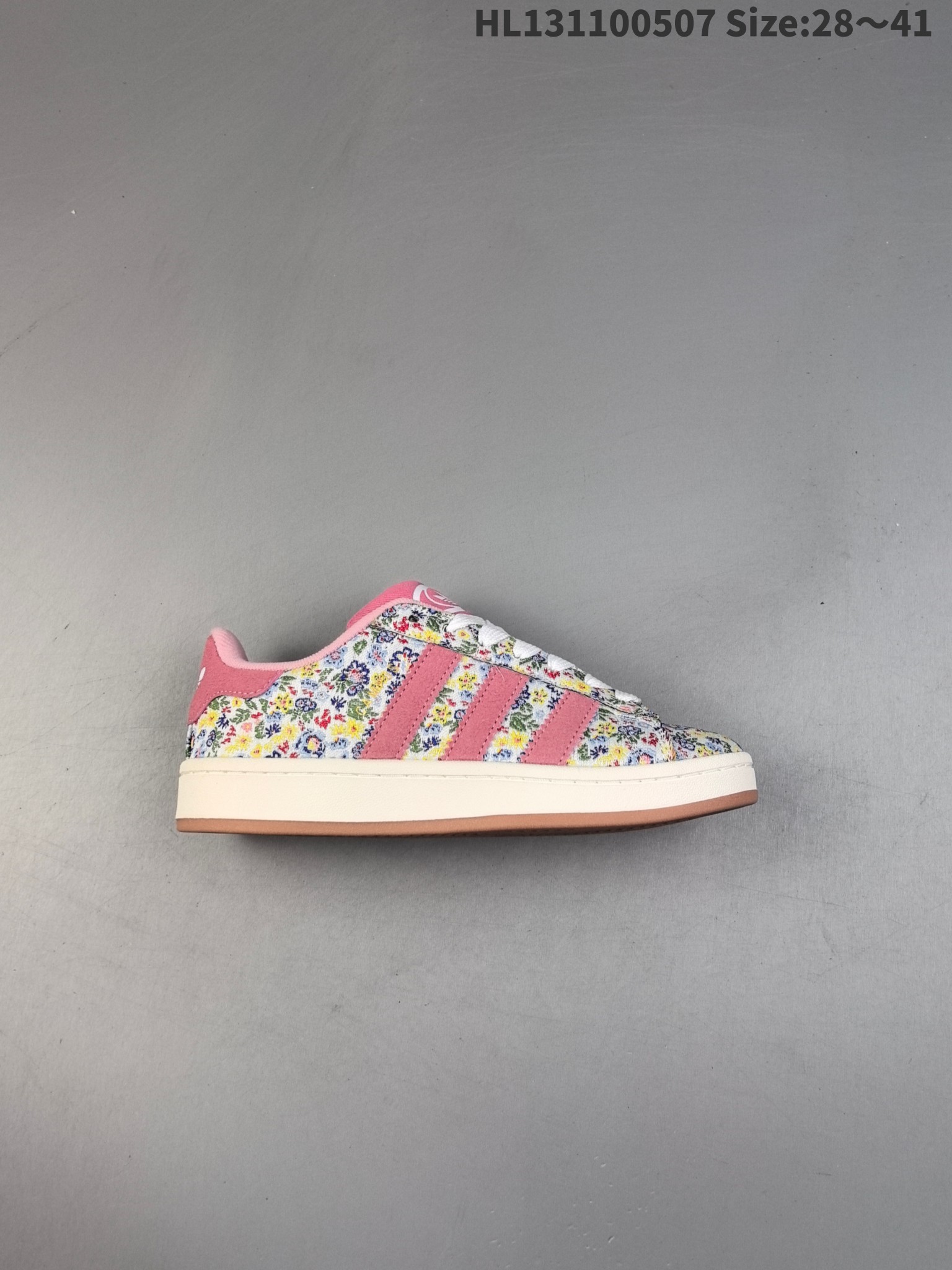 ，尺码28-41 Adidas阿迪达斯.三叶草CAMPUS 00s 面包鞋复古休闲板鞋。千禧回潮！adidas Campus 00s 经典再现！面包化的campus鞋款在今年受到很多人的喜爱。鞋款整体设计在保有原型设计中经典的三叶草Logo及三条纹设计的同时，放大了整体鞋身、鞋带和三条纹比例。同时鞋身填充棉部分用料扎实、较为厚重，这也使得鞋舌部分不会轻易移位或弯折。同时鞋面切割与走线部分处理十分精细，皮面拼接部分边缘切割也十分整洁，保证了个性化设计的同时做工细致。 货号：JI3552-选品中心