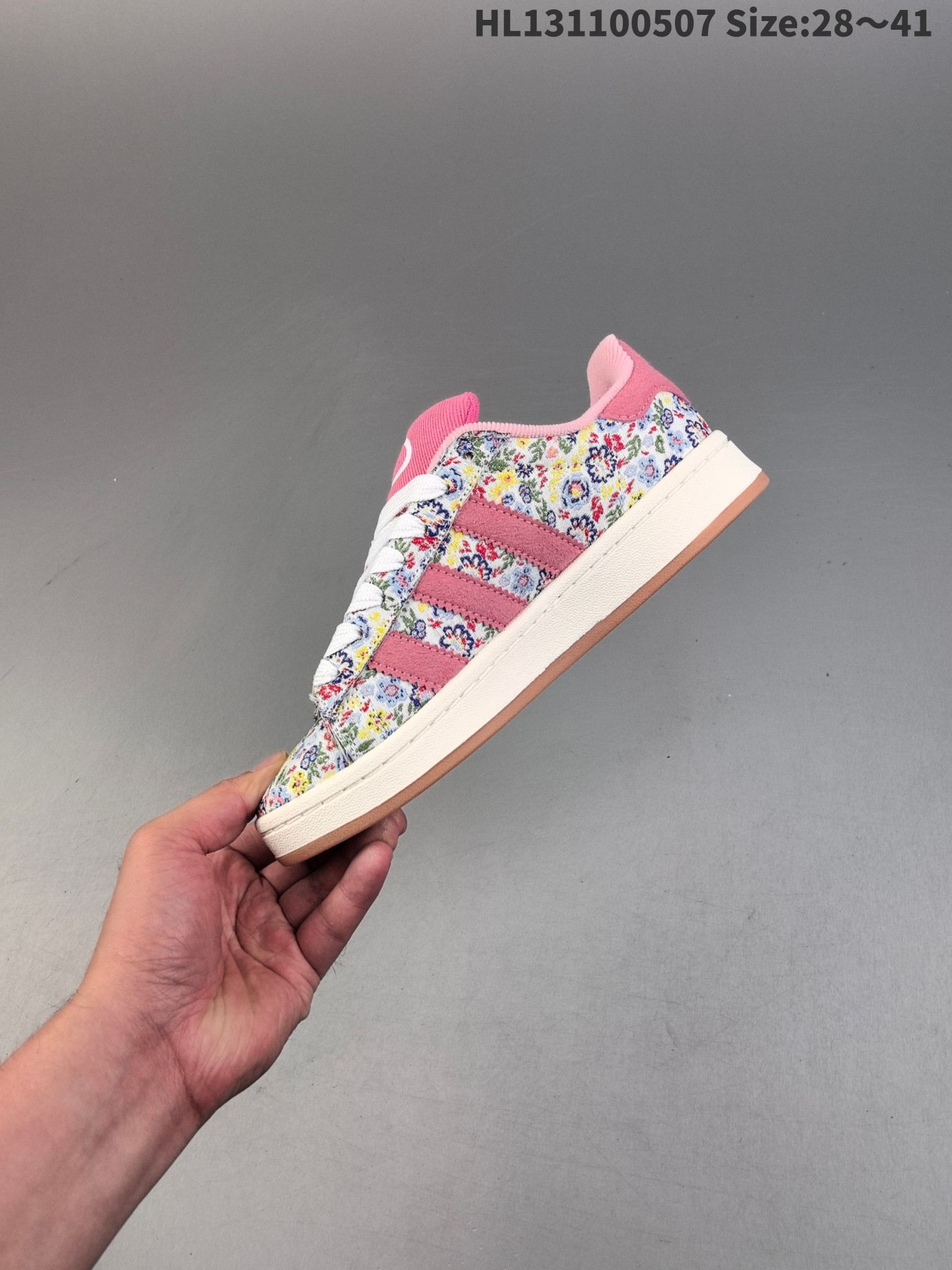 图片[3]-，尺码28-41 Adidas阿迪达斯.三叶草CAMPUS 00s 面包鞋复古休闲板鞋。千禧回潮！adidas Campus 00s 经典再现！面包化的campus鞋款在今年受到很多人的喜爱。鞋款整体设计在保有原型设计中经典的三叶草Logo及三条纹设计的同时，放大了整体鞋身、鞋带和三条纹比例。同时鞋身填充棉部分用料扎实、较为厚重，这也使得鞋舌部分不会轻易移位或弯折。同时鞋面切割与走线部分处理十分精细，皮面拼接部分边缘切割也十分整洁，保证了个性化设计的同时做工细致。 货号：JI3552-选品中心