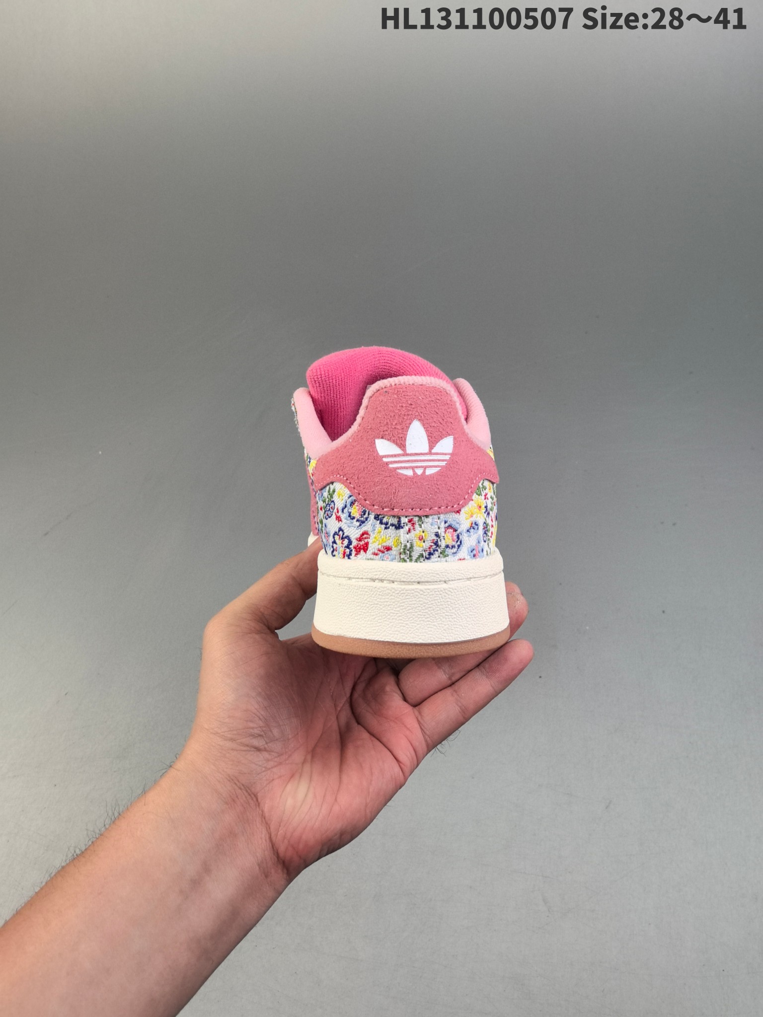 图片[5]-，尺码28-41 Adidas阿迪达斯.三叶草CAMPUS 00s 面包鞋复古休闲板鞋。千禧回潮！adidas Campus 00s 经典再现！面包化的campus鞋款在今年受到很多人的喜爱。鞋款整体设计在保有原型设计中经典的三叶草Logo及三条纹设计的同时，放大了整体鞋身、鞋带和三条纹比例。同时鞋身填充棉部分用料扎实、较为厚重，这也使得鞋舌部分不会轻易移位或弯折。同时鞋面切割与走线部分处理十分精细，皮面拼接部分边缘切割也十分整洁，保证了个性化设计的同时做工细致。 货号：JI3552-选品中心