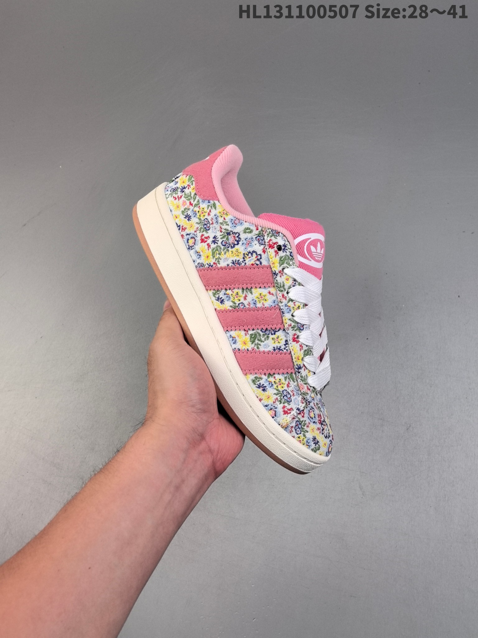 图片[2]-，尺码28-41 Adidas阿迪达斯.三叶草CAMPUS 00s 面包鞋复古休闲板鞋。千禧回潮！adidas Campus 00s 经典再现！面包化的campus鞋款在今年受到很多人的喜爱。鞋款整体设计在保有原型设计中经典的三叶草Logo及三条纹设计的同时，放大了整体鞋身、鞋带和三条纹比例。同时鞋身填充棉部分用料扎实、较为厚重，这也使得鞋舌部分不会轻易移位或弯折。同时鞋面切割与走线部分处理十分精细，皮面拼接部分边缘切割也十分整洁，保证了个性化设计的同时做工细致。 货号：JI3552-选品中心