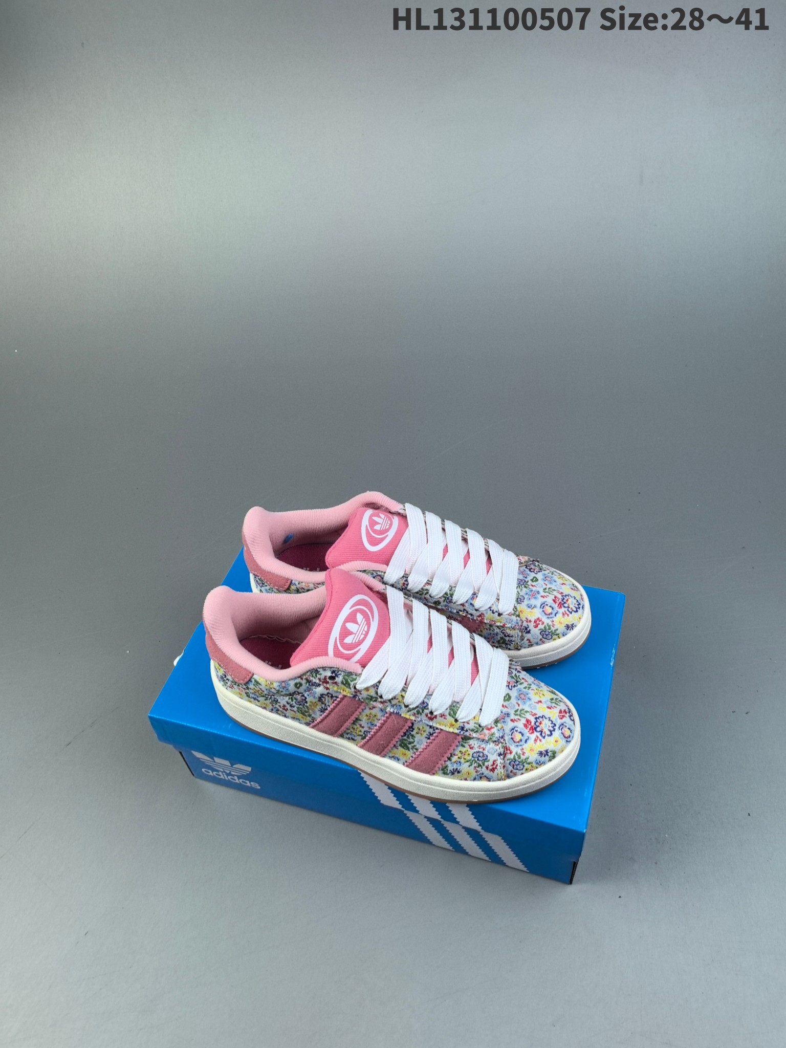 图片[9]-，尺码28-41 Adidas阿迪达斯.三叶草CAMPUS 00s 面包鞋复古休闲板鞋。千禧回潮！adidas Campus 00s 经典再现！面包化的campus鞋款在今年受到很多人的喜爱。鞋款整体设计在保有原型设计中经典的三叶草Logo及三条纹设计的同时，放大了整体鞋身、鞋带和三条纹比例。同时鞋身填充棉部分用料扎实、较为厚重，这也使得鞋舌部分不会轻易移位或弯折。同时鞋面切割与走线部分处理十分精细，皮面拼接部分边缘切割也十分整洁，保证了个性化设计的同时做工细致。 货号：JI3552-选品中心