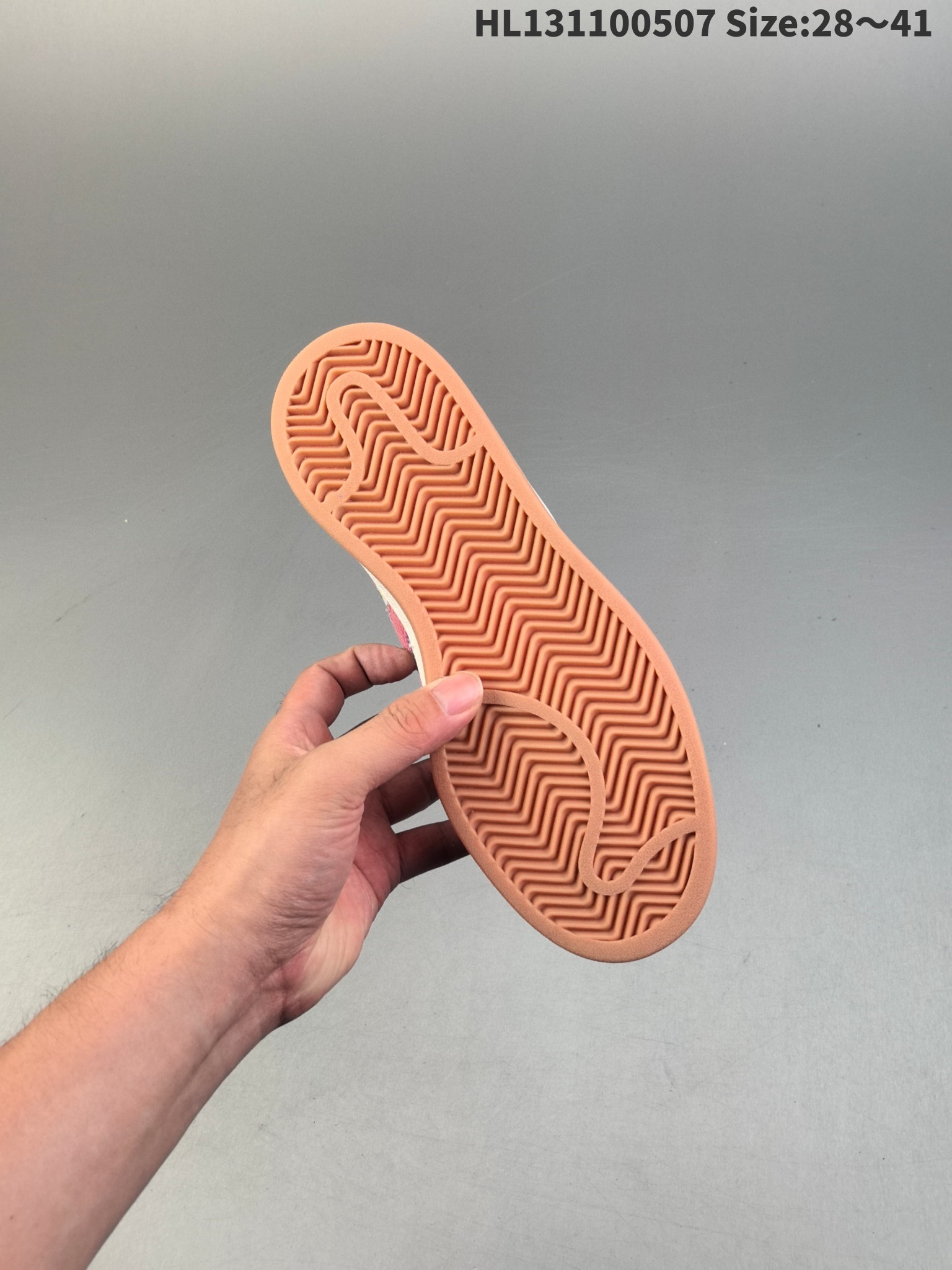 图片[6]-，尺码28-41 Adidas阿迪达斯.三叶草CAMPUS 00s 面包鞋复古休闲板鞋。千禧回潮！adidas Campus 00s 经典再现！面包化的campus鞋款在今年受到很多人的喜爱。鞋款整体设计在保有原型设计中经典的三叶草Logo及三条纹设计的同时，放大了整体鞋身、鞋带和三条纹比例。同时鞋身填充棉部分用料扎实、较为厚重，这也使得鞋舌部分不会轻易移位或弯折。同时鞋面切割与走线部分处理十分精细，皮面拼接部分边缘切割也十分整洁，保证了个性化设计的同时做工细致。 货号：JI3552-选品中心