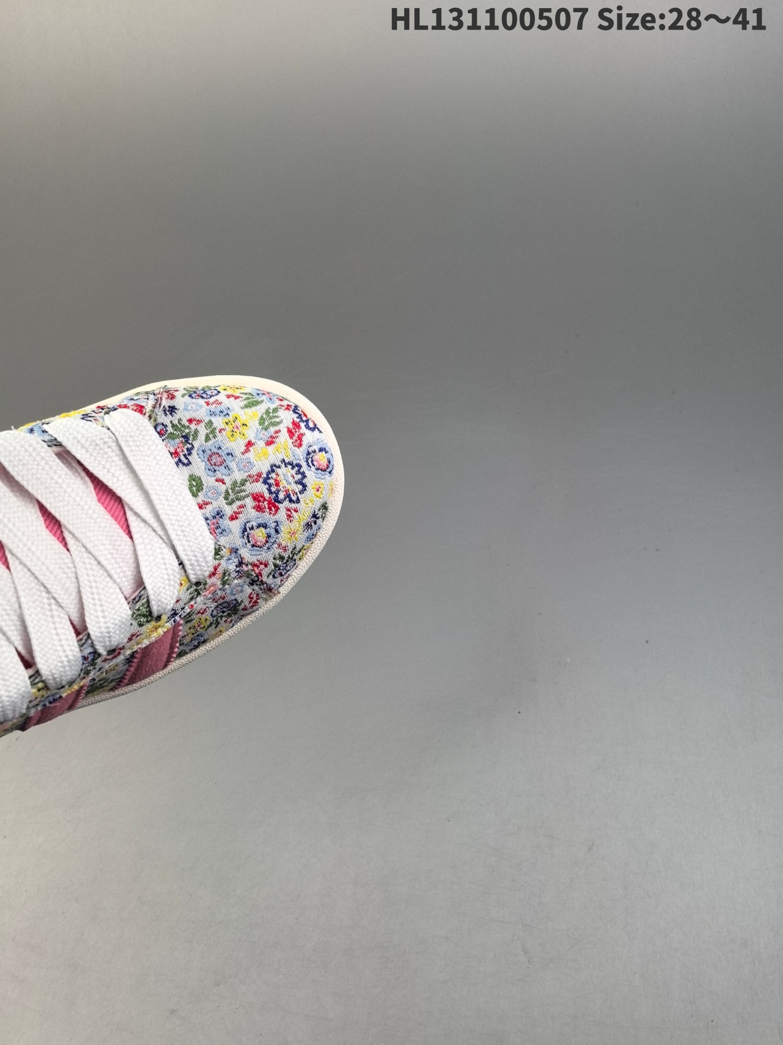 图片[7]-，尺码28-41 Adidas阿迪达斯.三叶草CAMPUS 00s 面包鞋复古休闲板鞋。千禧回潮！adidas Campus 00s 经典再现！面包化的campus鞋款在今年受到很多人的喜爱。鞋款整体设计在保有原型设计中经典的三叶草Logo及三条纹设计的同时，放大了整体鞋身、鞋带和三条纹比例。同时鞋身填充棉部分用料扎实、较为厚重，这也使得鞋舌部分不会轻易移位或弯折。同时鞋面切割与走线部分处理十分精细，皮面拼接部分边缘切割也十分整洁，保证了个性化设计的同时做工细致。 货号：JI3552-选品中心