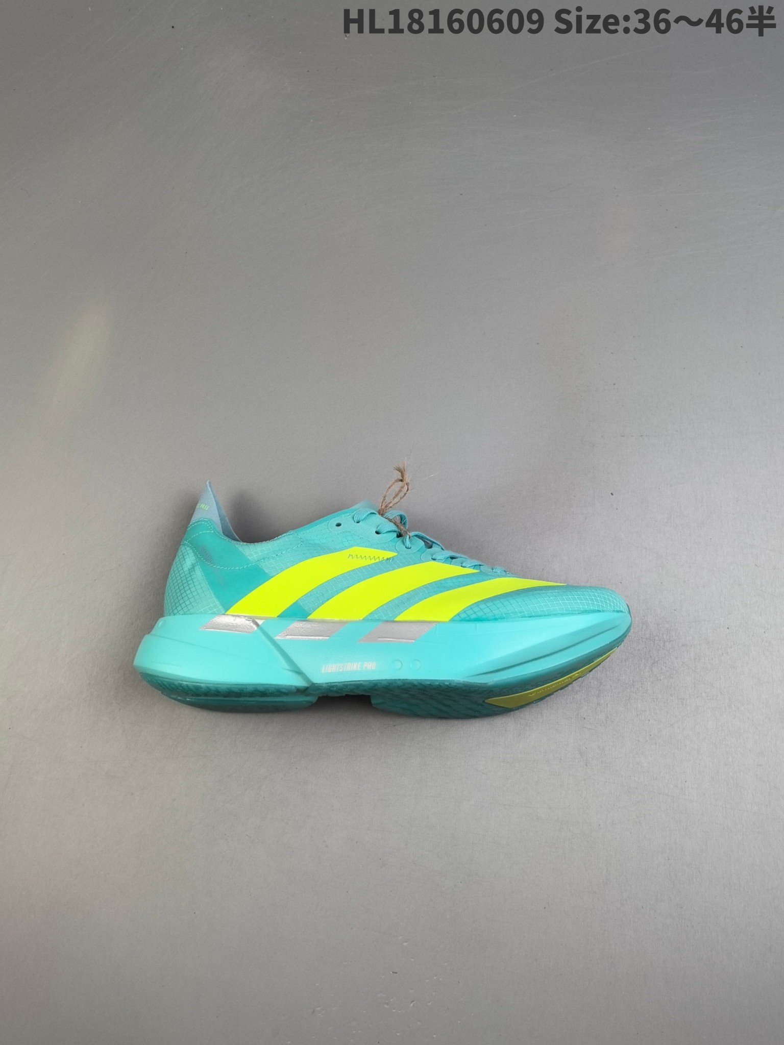 Adidas Adizero Pro Evo 4 M 全掌碳板 阿迪超轻透气缓震跑鞋 整体外观造型与adiZero Adios Pro EVO 1非常相似 中底配置方面搭载全掌Lightstrike Pro 鞋面采用透气网面示人 契合日常训练鞋的定位 更加耐用 外底给到了马牌橡胶 及上代竞速旗舰adidas Adizero Adios Pro 3区域分布 官方货号: JR12512 HL18160609 半