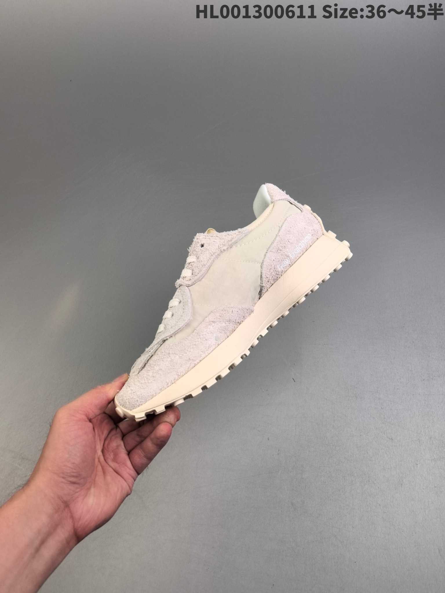 💰230带半码
New Balance 327系列 NB327 新百伦327 低帮 米白色 男女同款时尚舒适休闲低邦跑步鞋 鞋身整体采用白色和米白色为主调呈现，鞋面由尼龙材质搭配翻毛皮材质拼接打造，层次感丰富。鞋子鞋面采用绒面革网眼皮革搭配制成，质感细腻，鞋子侧身有着白色NBb经典的大N字样Logo，瞬间把鞋子复古感给拉满，鞋子鞋底采用了小径式铆钉橡胶底，一直延续到鞋子后跟相当出色。
货号：U327WCCHL001300611 Size:36～45半